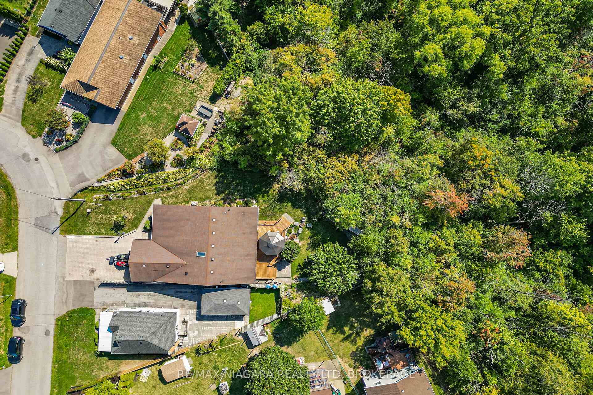 Photo 6 of 5 Lucerne Place, St. Catharines, Oakdale — HOMEH