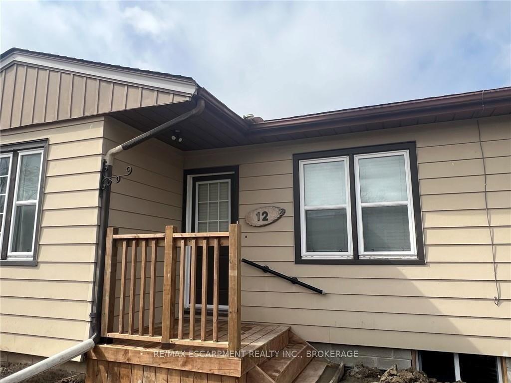 Photo 2 of Unit Upper, 12 Ferndale Avenue, St. Catharines, Secord Woods — HOMEH