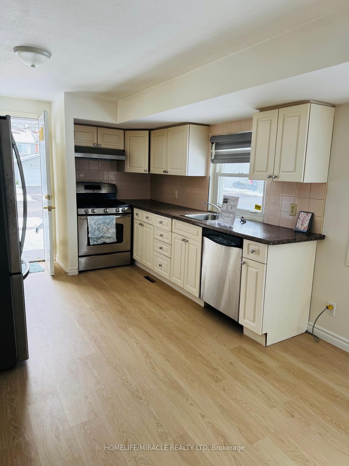 Photo 2 of 192 Dorchester Boulevard, St. Catharines, Carlton/Bunting — HOMEH