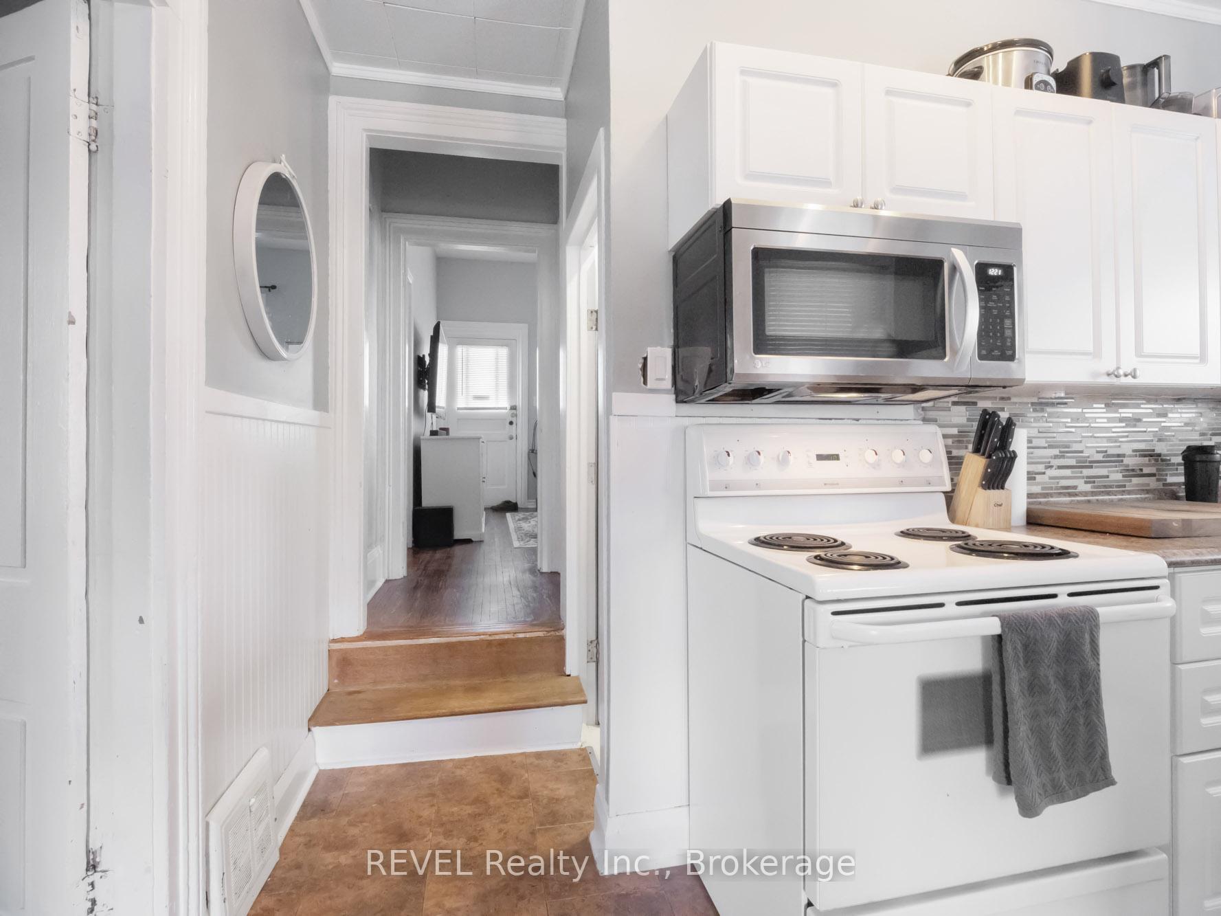 Photo 3 of 15 Hampstead Place, St. Catharines, Haig — HOMEH