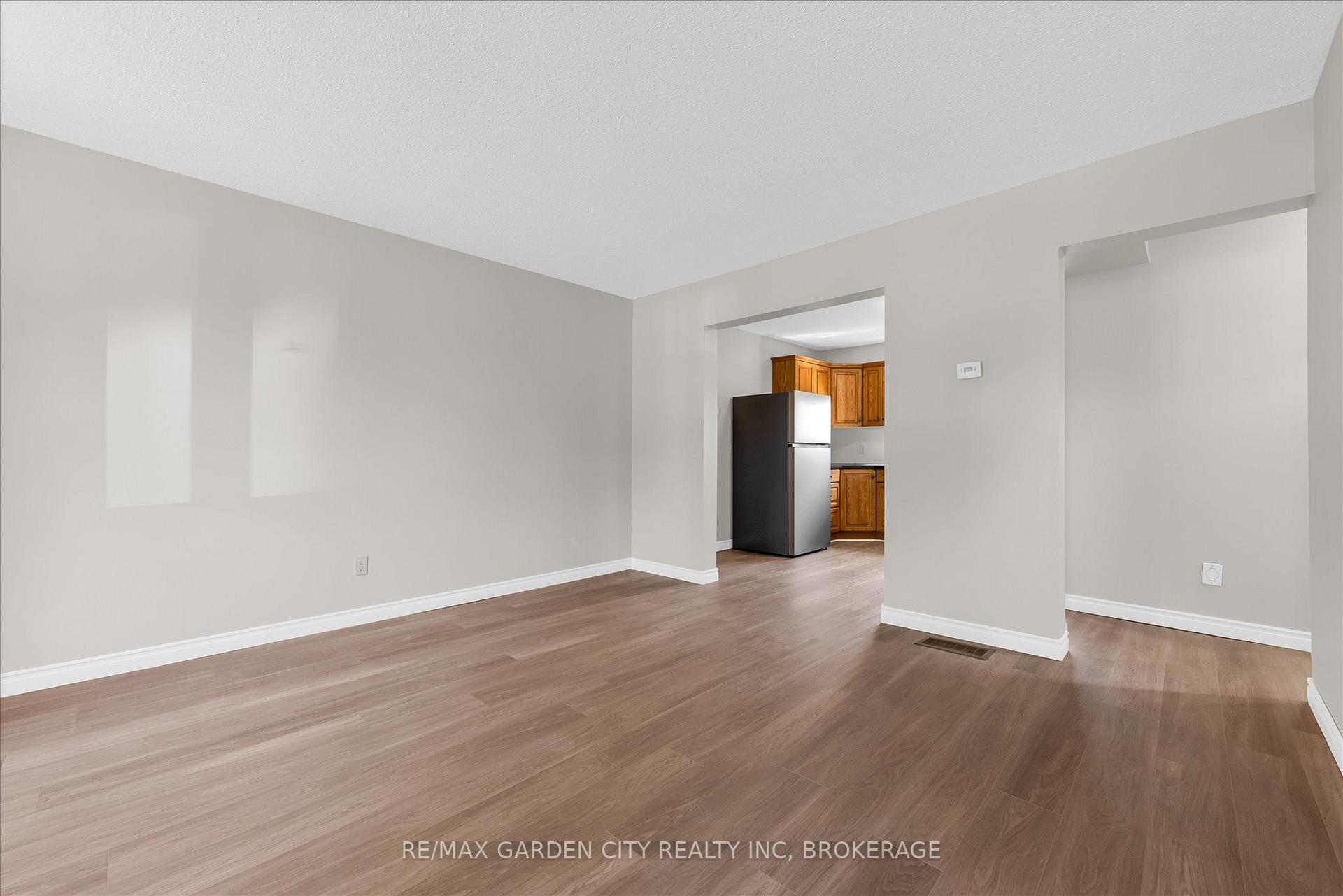 Photo 3 of 196 St Augustine Drive, St. Catharines, Secord Woods — HOMEH