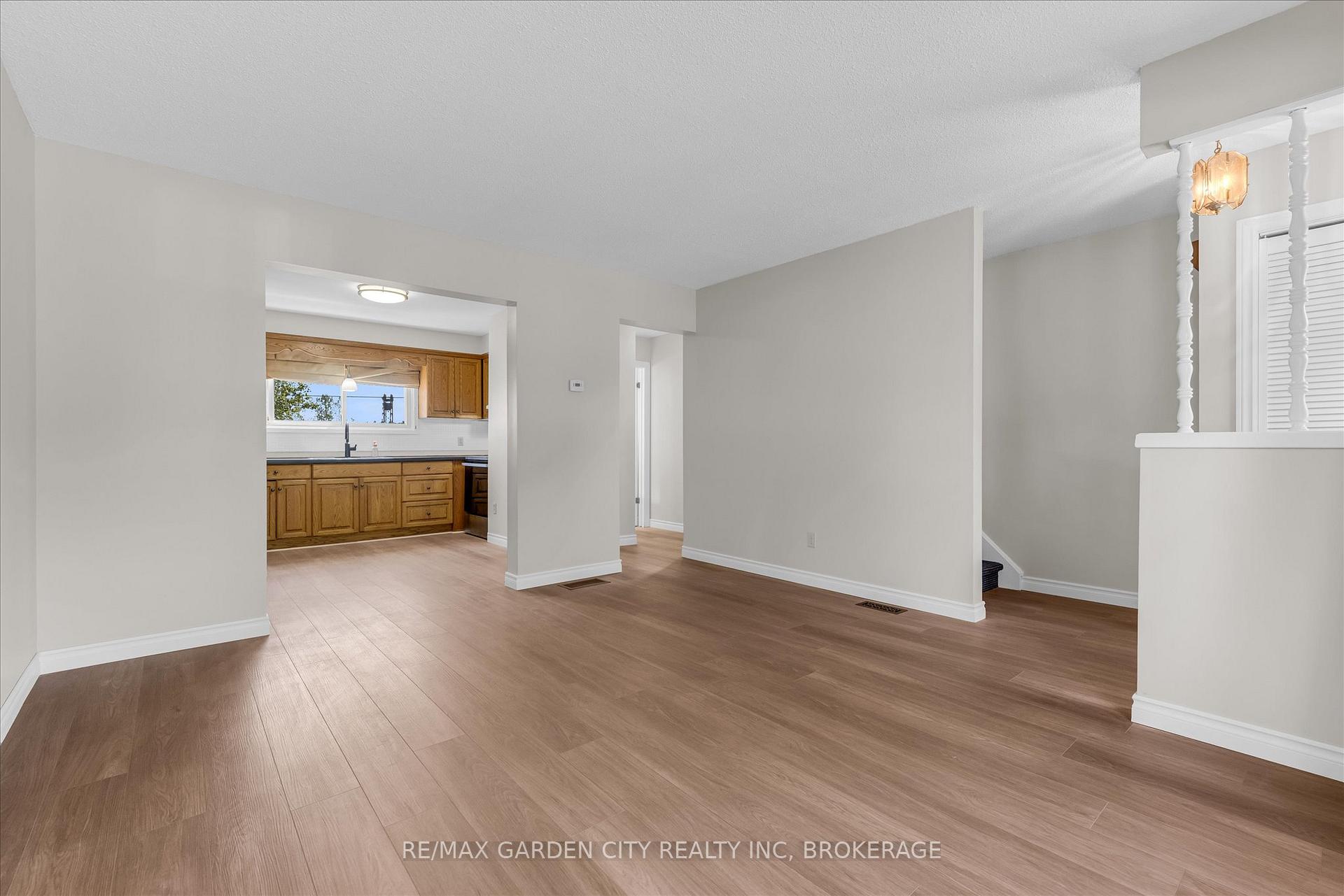 Photo 5 of 196 St Augustine Drive, St. Catharines, Secord Woods — HOMEH