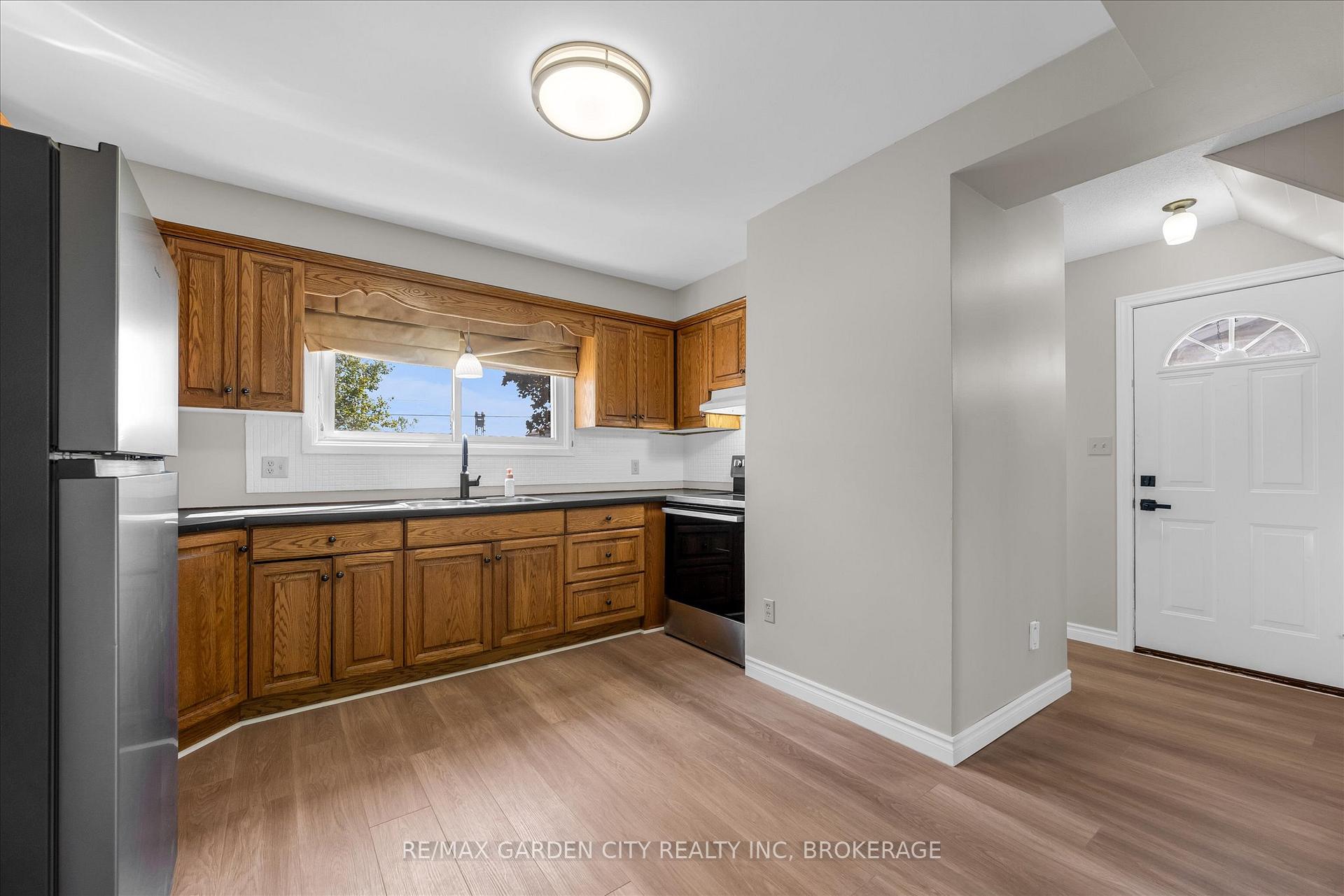 Photo 6 of 196 St Augustine Drive, St. Catharines, Secord Woods — HOMEH