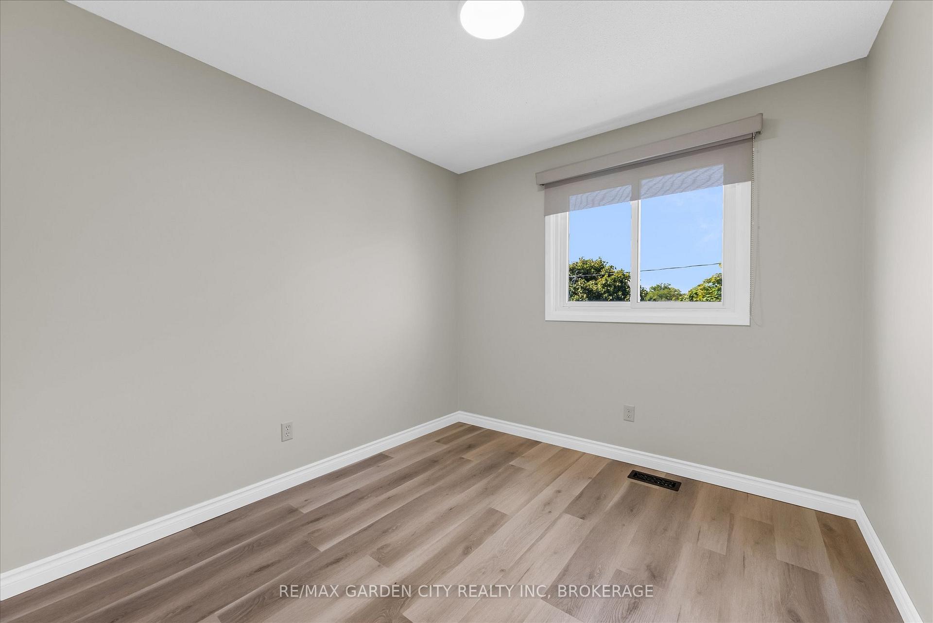 Photo 10 of 196 St Augustine Drive, St. Catharines, Secord Woods — HOMEH