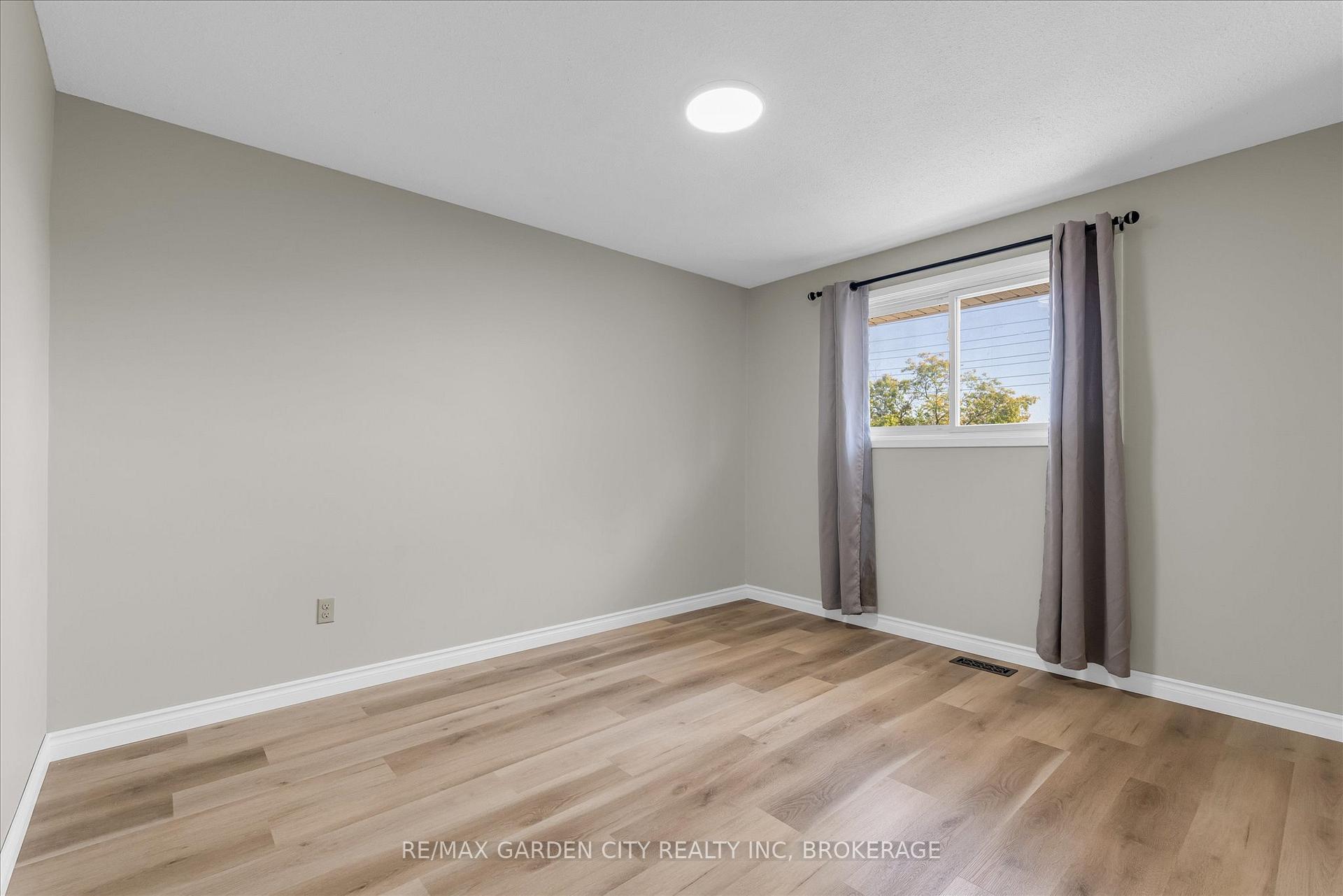 Photo 14 of 196 St Augustine Drive, St. Catharines, Secord Woods — HOMEH