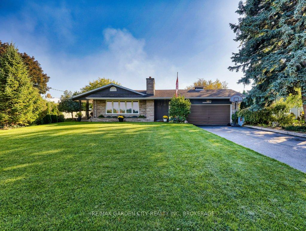 Front of 1011 Lakeshore Road W