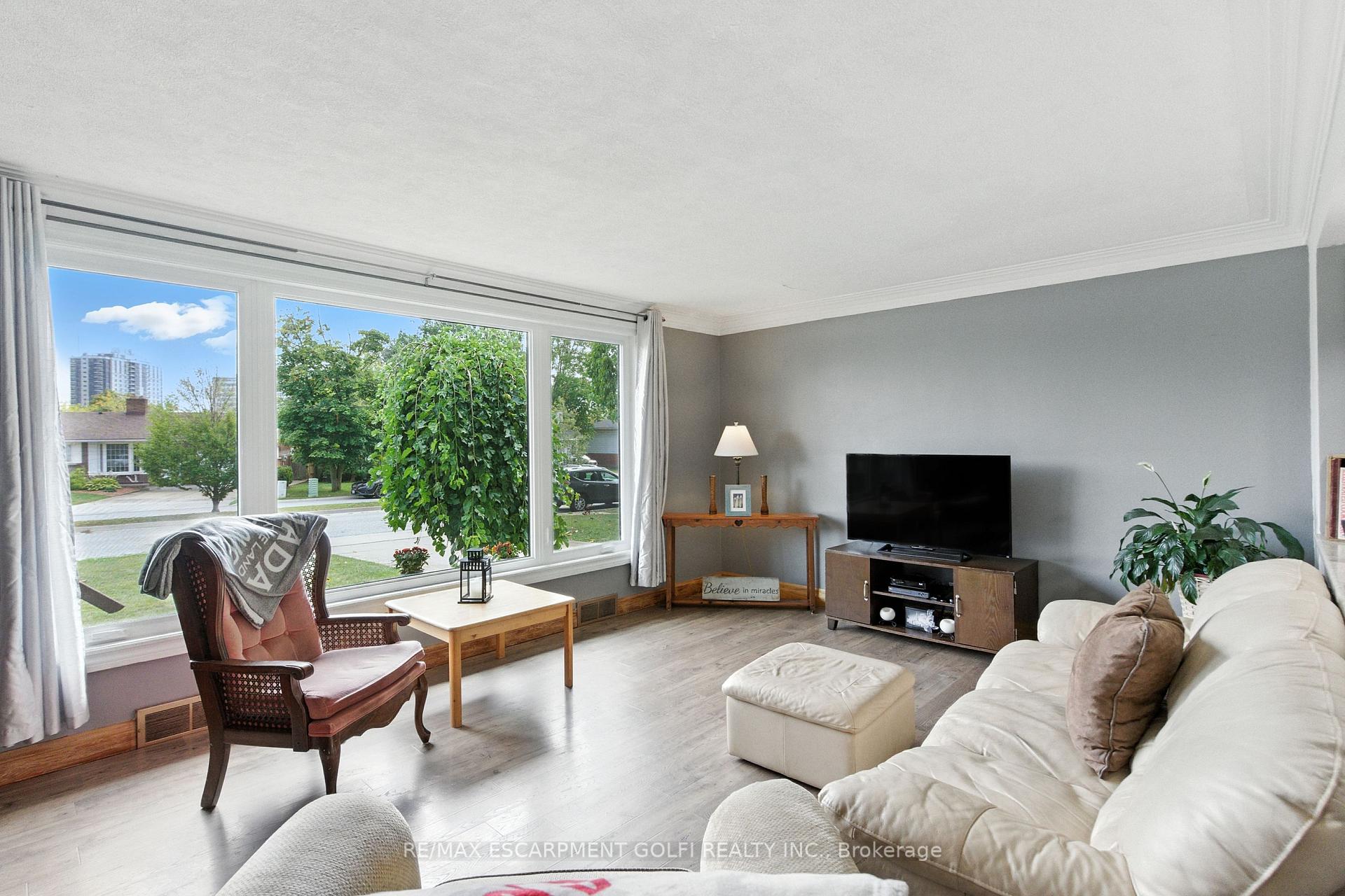 Photo 4 of 10 Riverview Boulevard, St. Catharines, Glendale/Glenridge — HOMEH