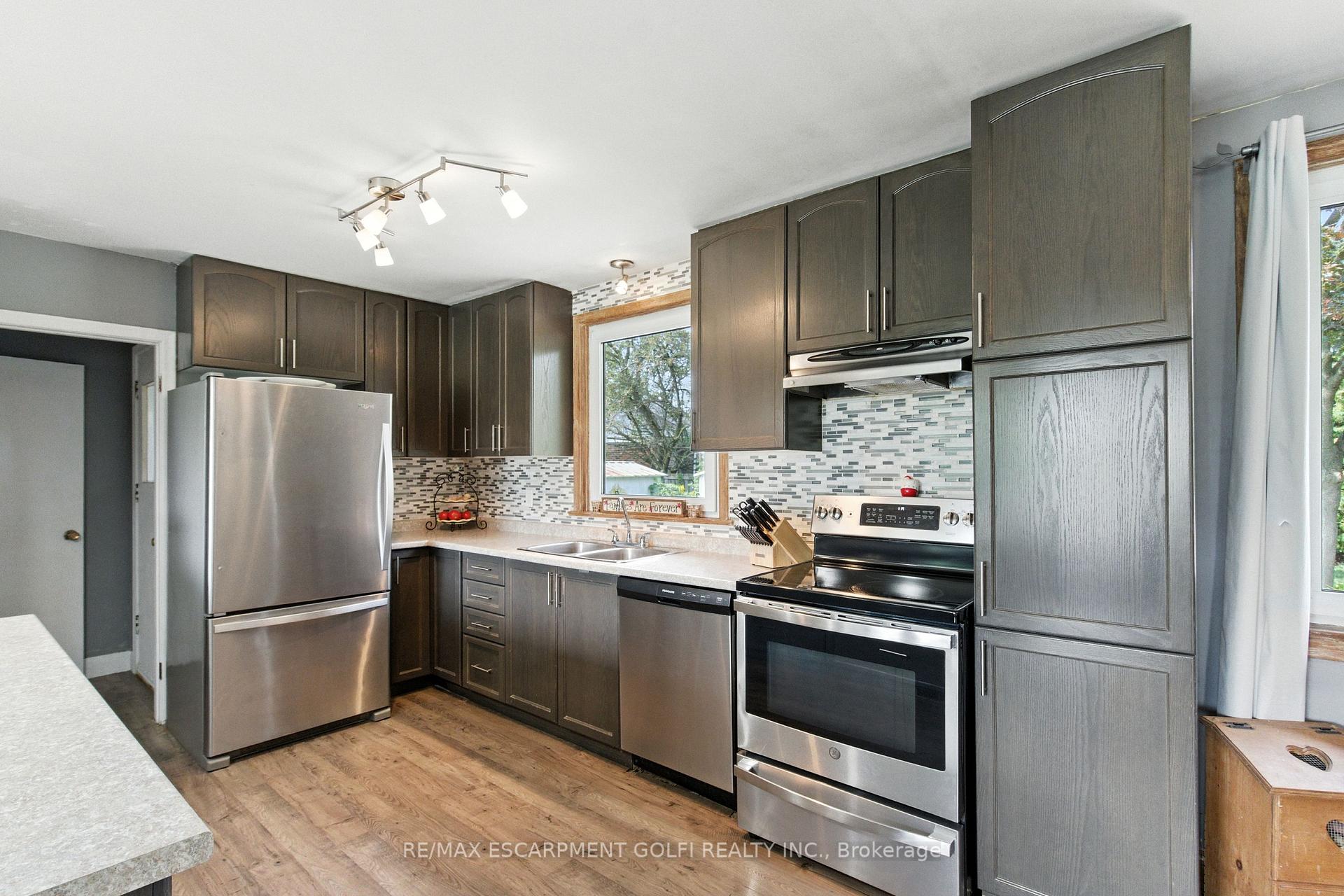 Photo 7 of 10 Riverview Boulevard, St. Catharines, Glendale/Glenridge — HOMEH