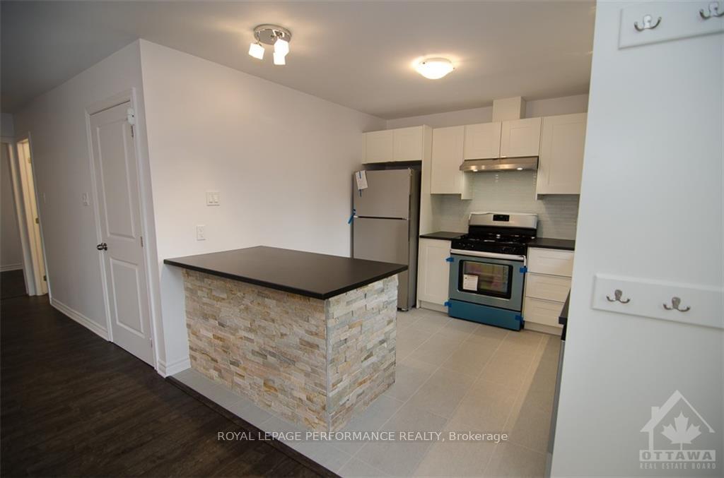 Photo 5 of Unit B, 111 Dalehurst Drive, Ottawa, Tanglewood — HOMEH