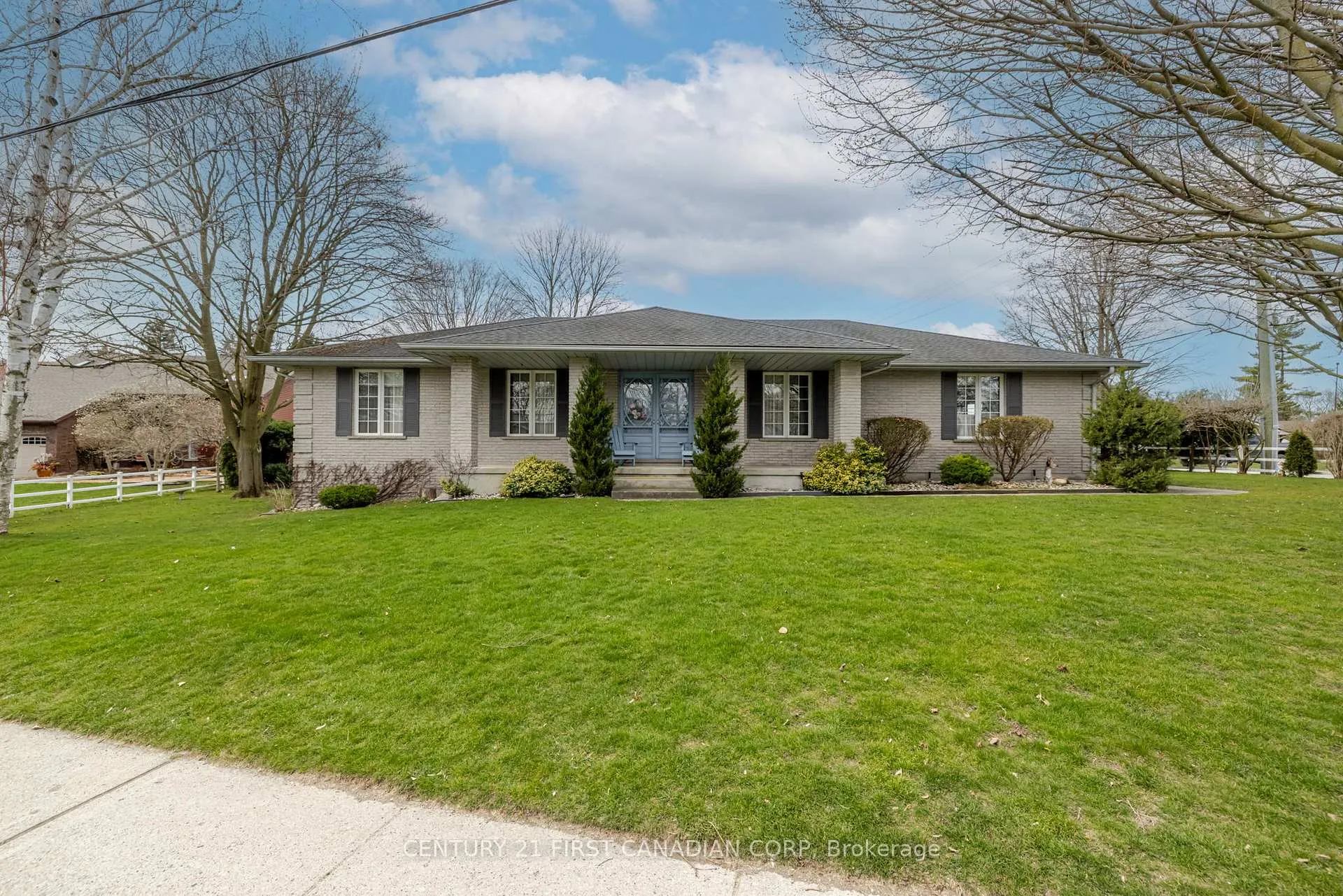 Photo 4 of 196 Hull Road, Strathroy-Caradoc, NE — HOMEH