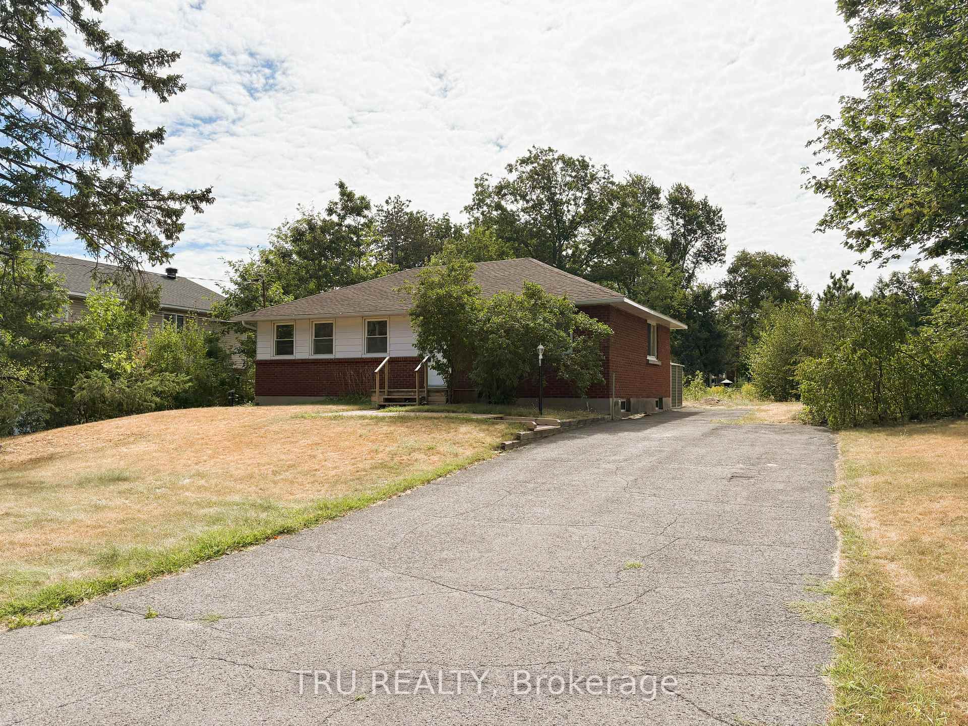Photo 2 of 16 Sandy Avenue S, Ottawa, Merivale Gardens — HOMEH