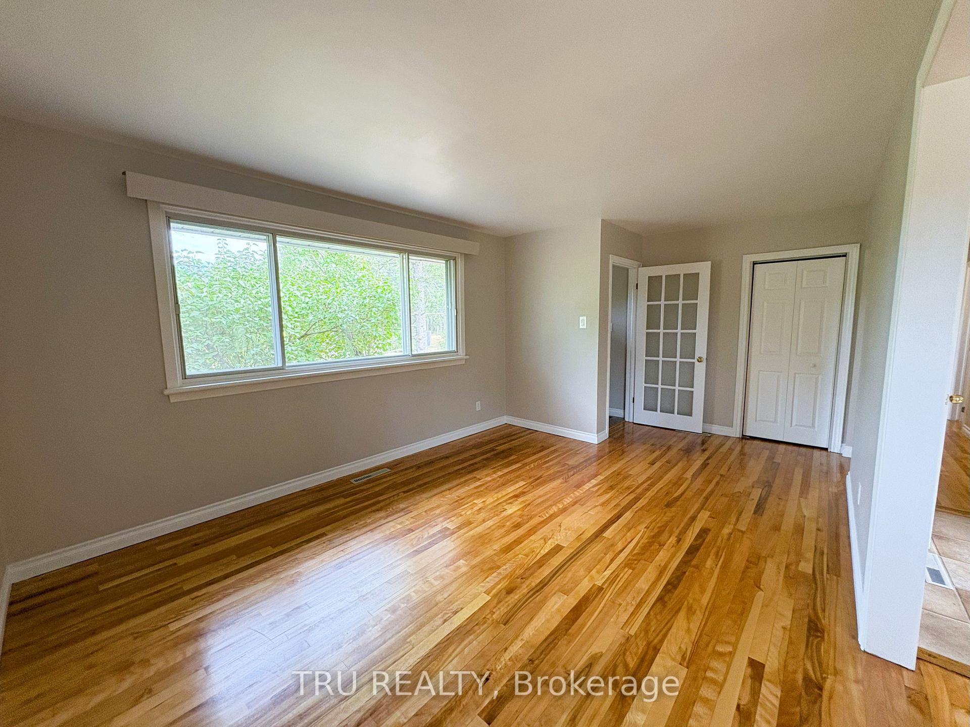 Photo 4 of 16 Sandy Avenue S, Ottawa, Merivale Gardens — HOMEH