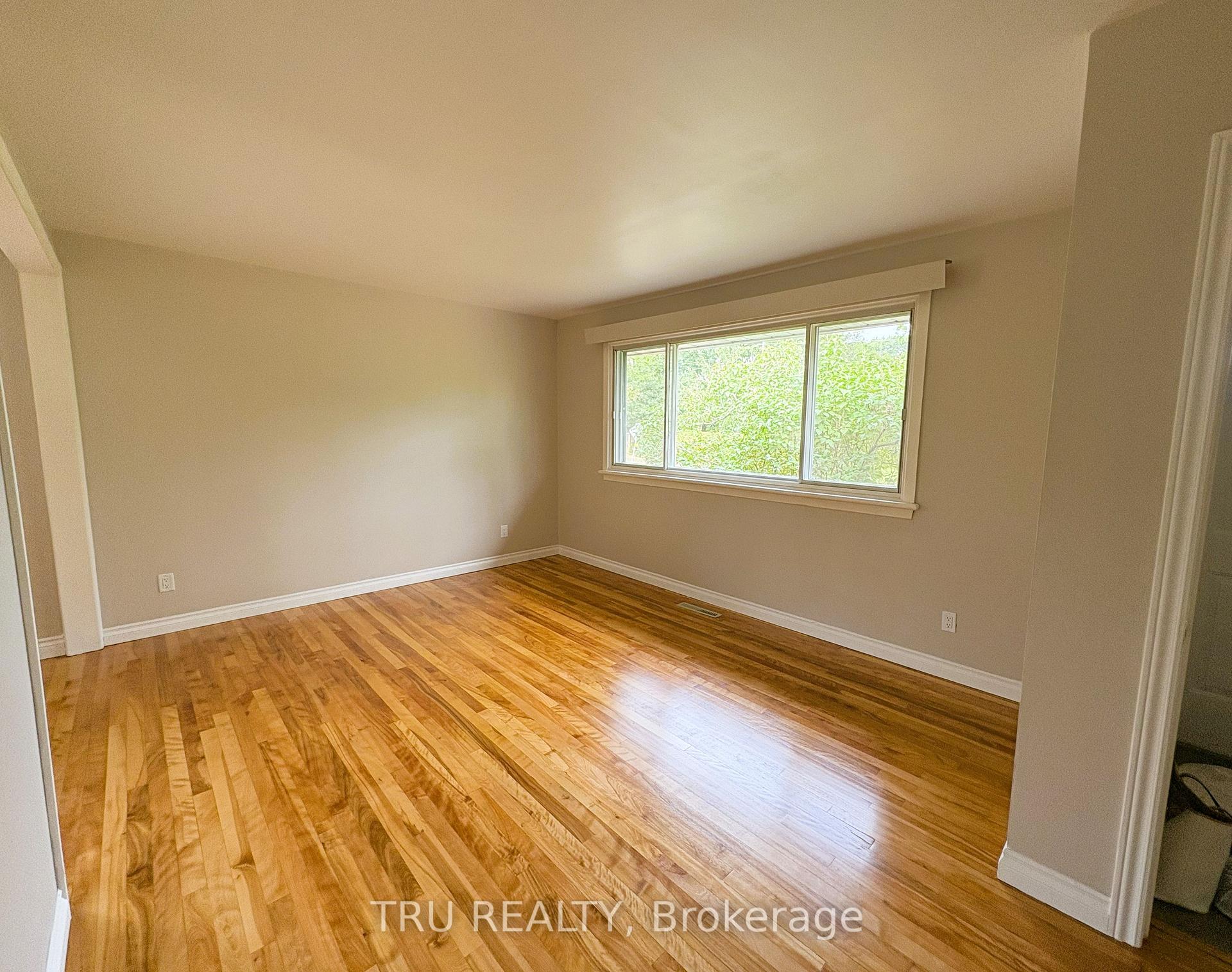 Photo 5 of 16 Sandy Avenue S, Ottawa, Merivale Gardens — HOMEH