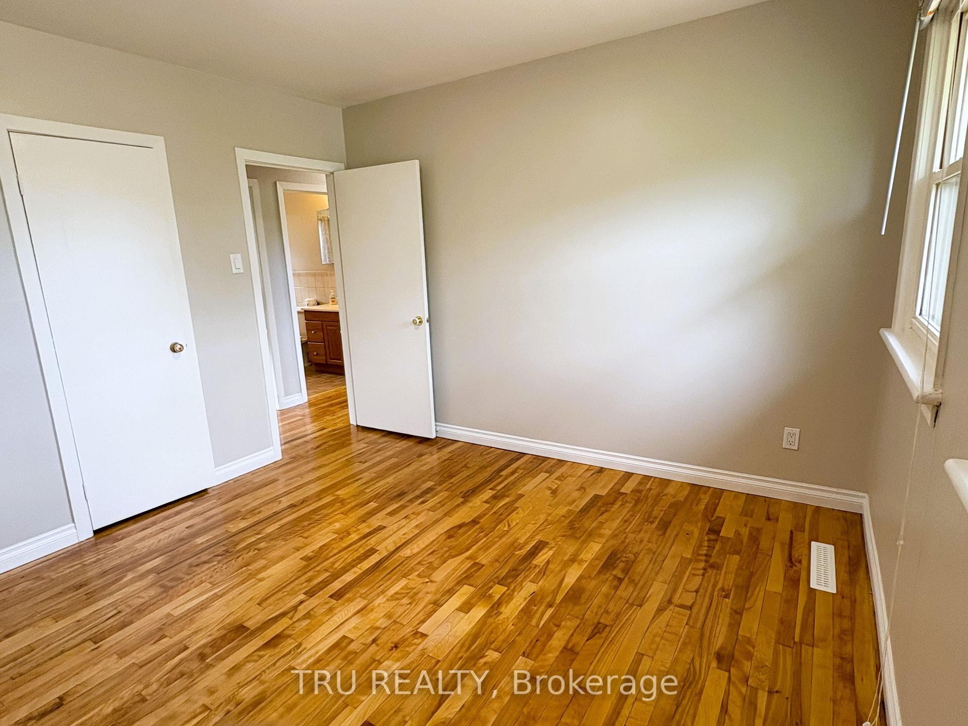 Photo 7 of 16 Sandy Avenue S, Ottawa, Merivale Gardens — HOMEH