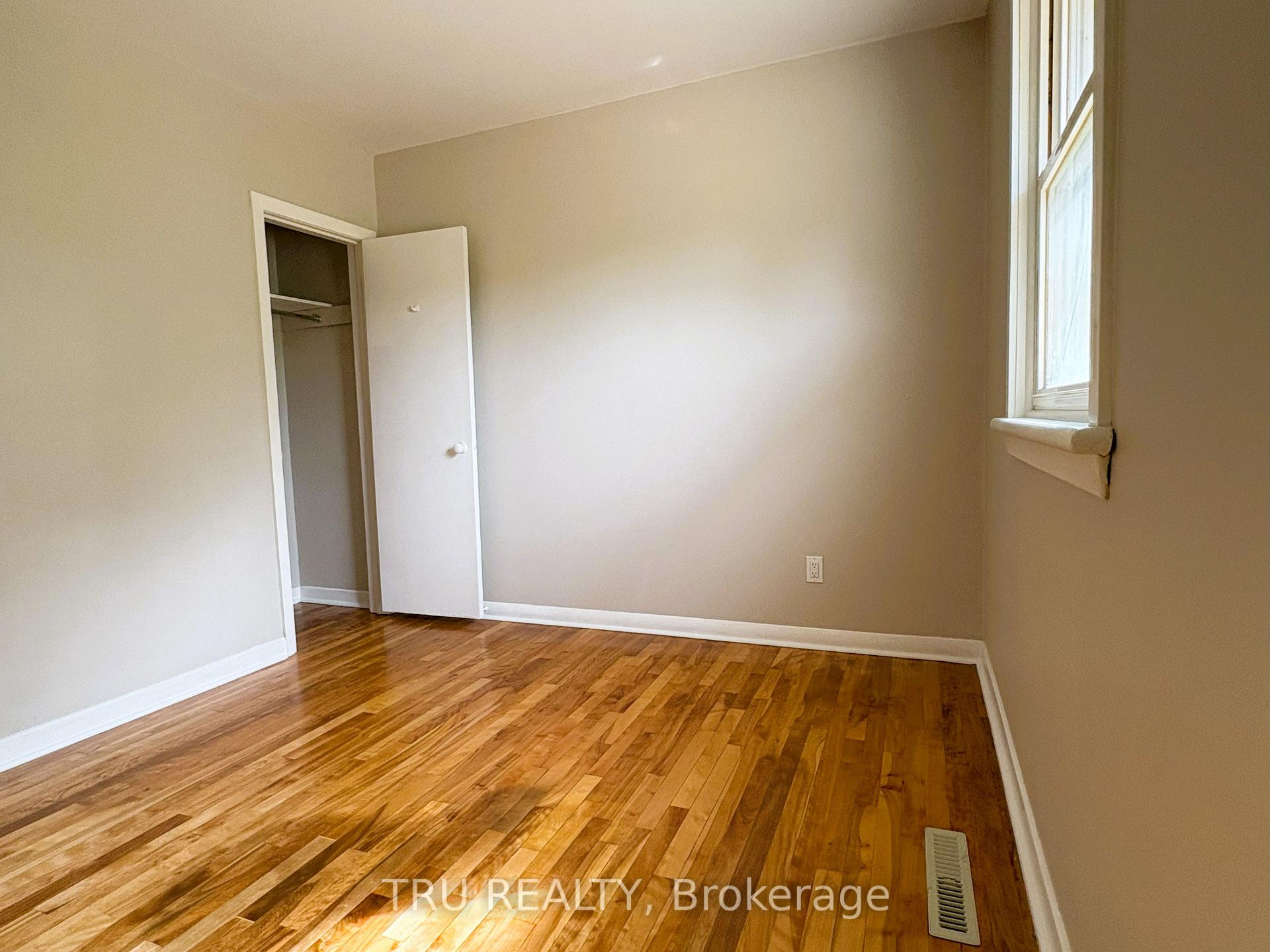 Photo 10 of 16 Sandy Avenue S, Ottawa, Merivale Gardens — HOMEH
