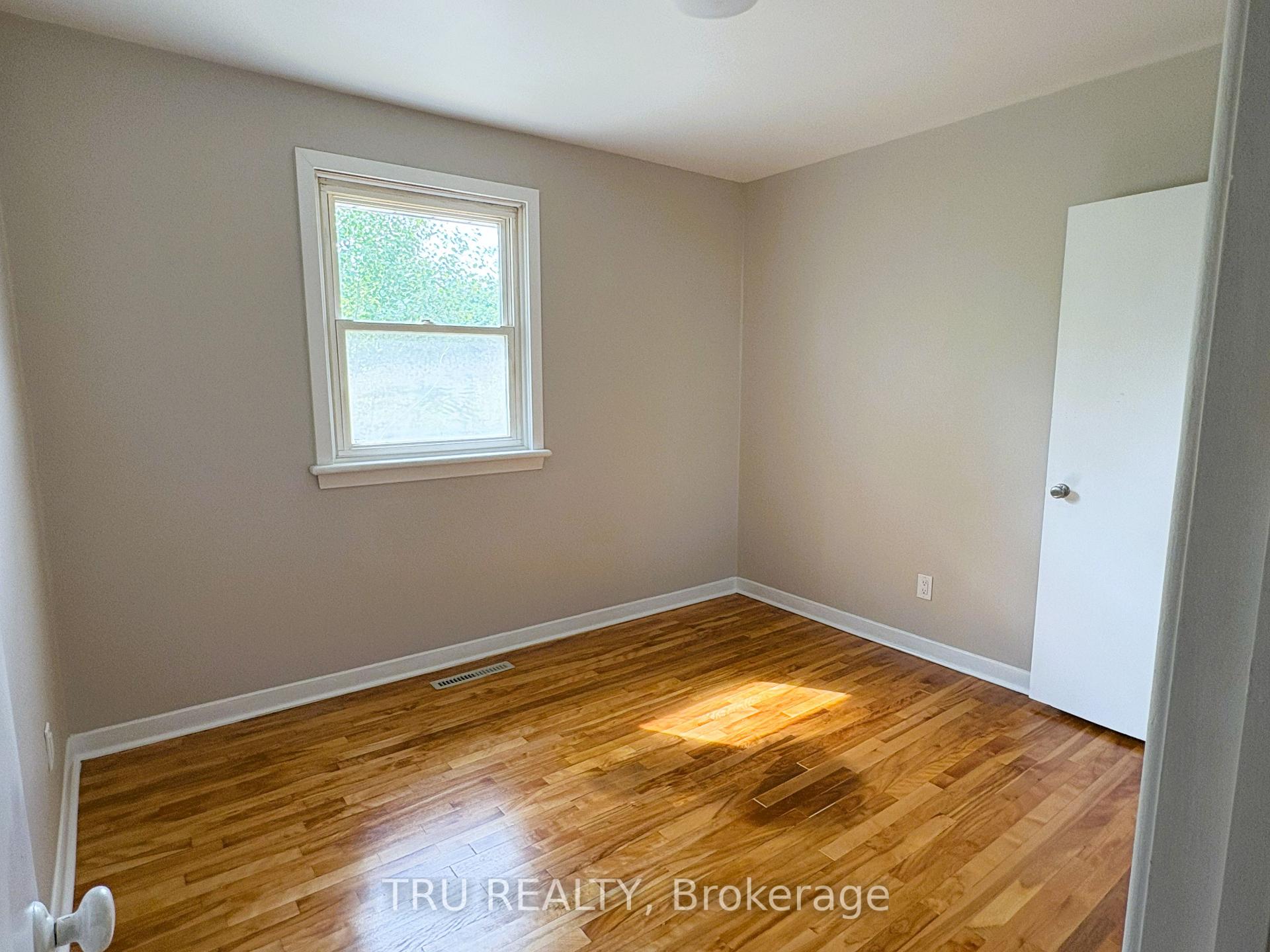 Photo 11 of 16 Sandy Avenue S, Ottawa, Merivale Gardens — HOMEH