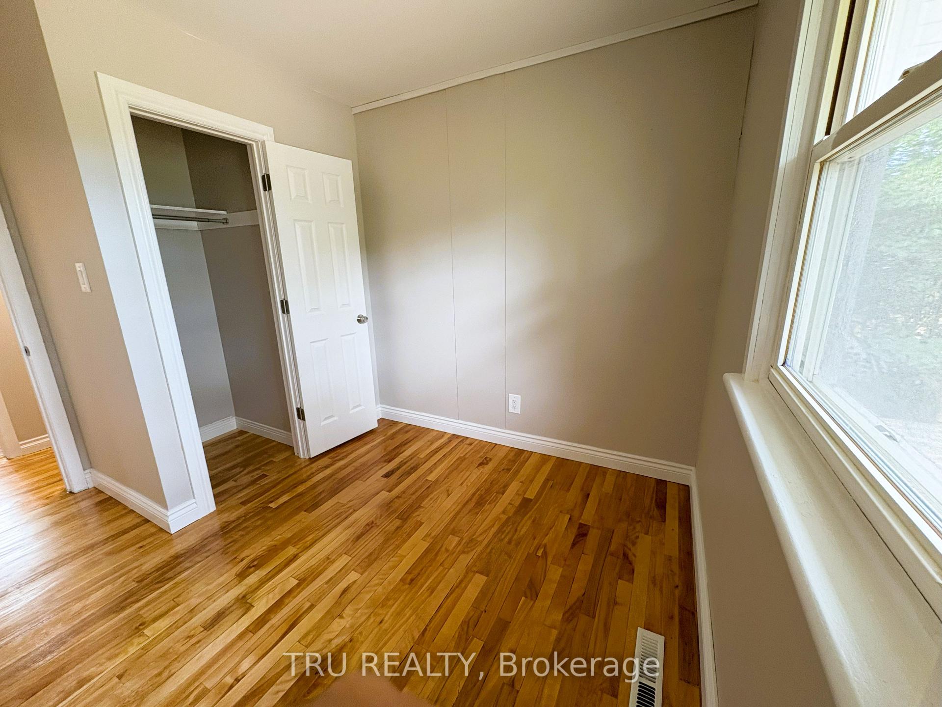Photo 12 of 16 Sandy Avenue S, Ottawa, Merivale Gardens — HOMEH