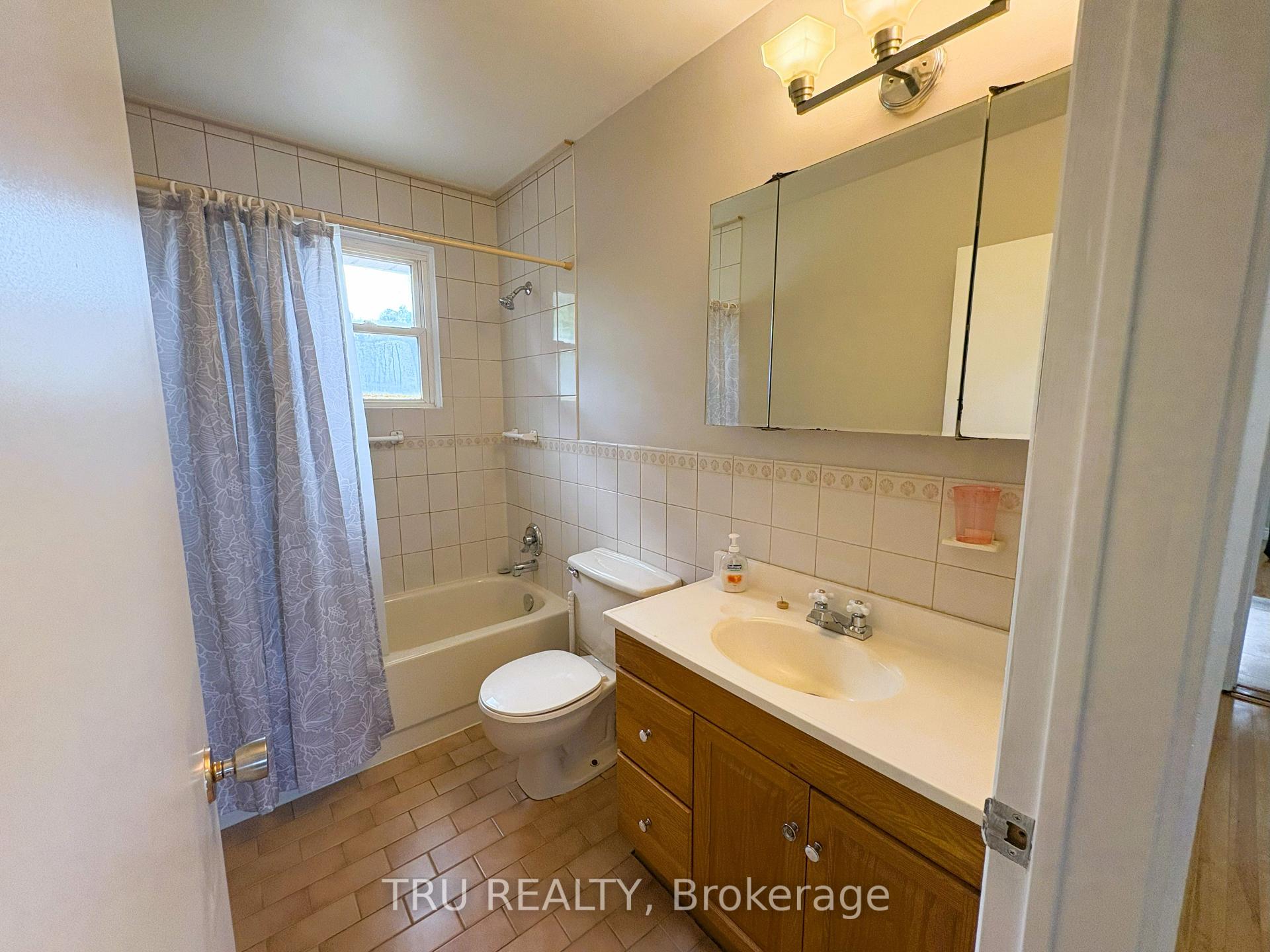 Photo 13 of 16 Sandy Avenue S, Ottawa, Merivale Gardens — HOMEH