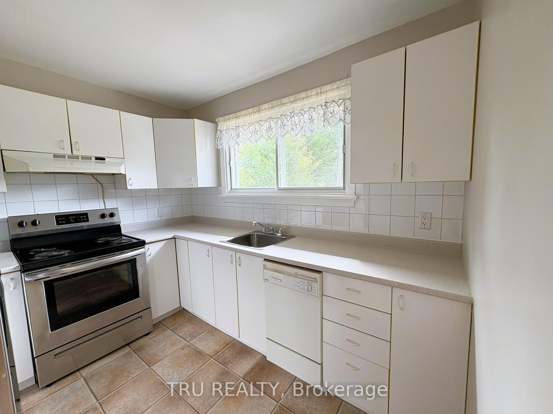 Photo 14 of 16 Sandy Avenue S, Ottawa, Merivale Gardens — HOMEH