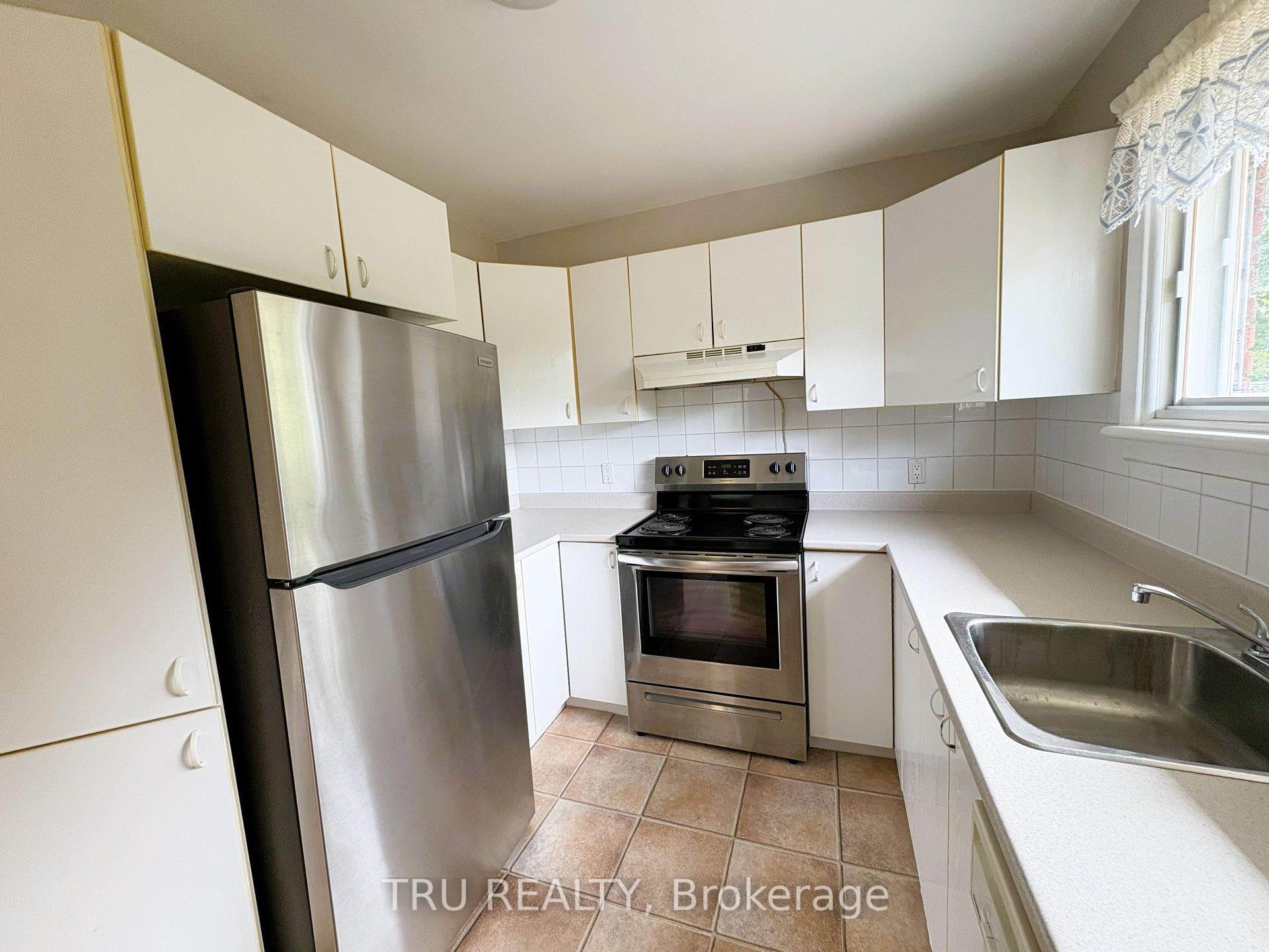 Photo 15 of 16 Sandy Avenue S, Ottawa, Merivale Gardens — HOMEH