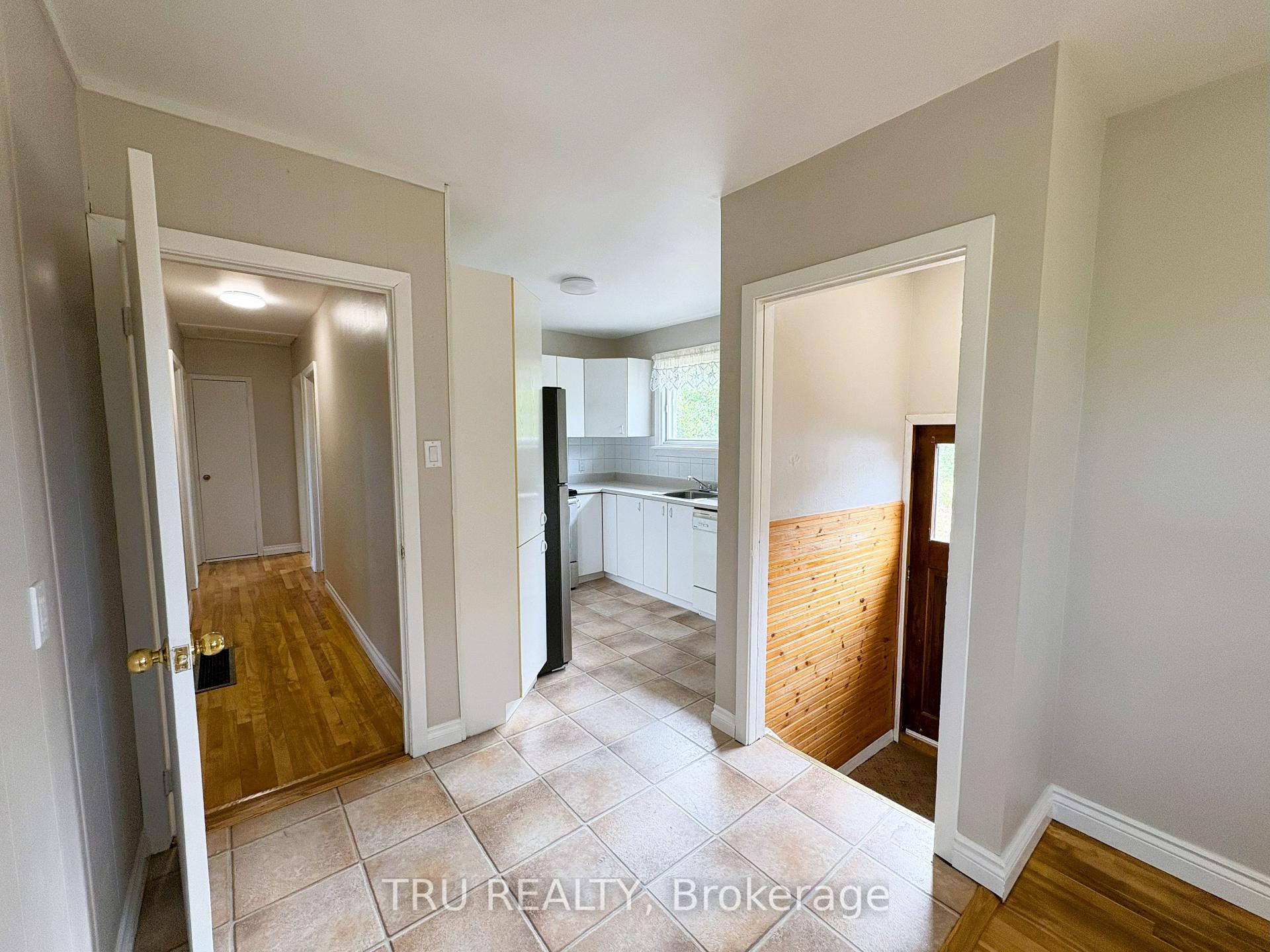 Photo 17 of 16 Sandy Avenue S, Ottawa, Merivale Gardens — HOMEH