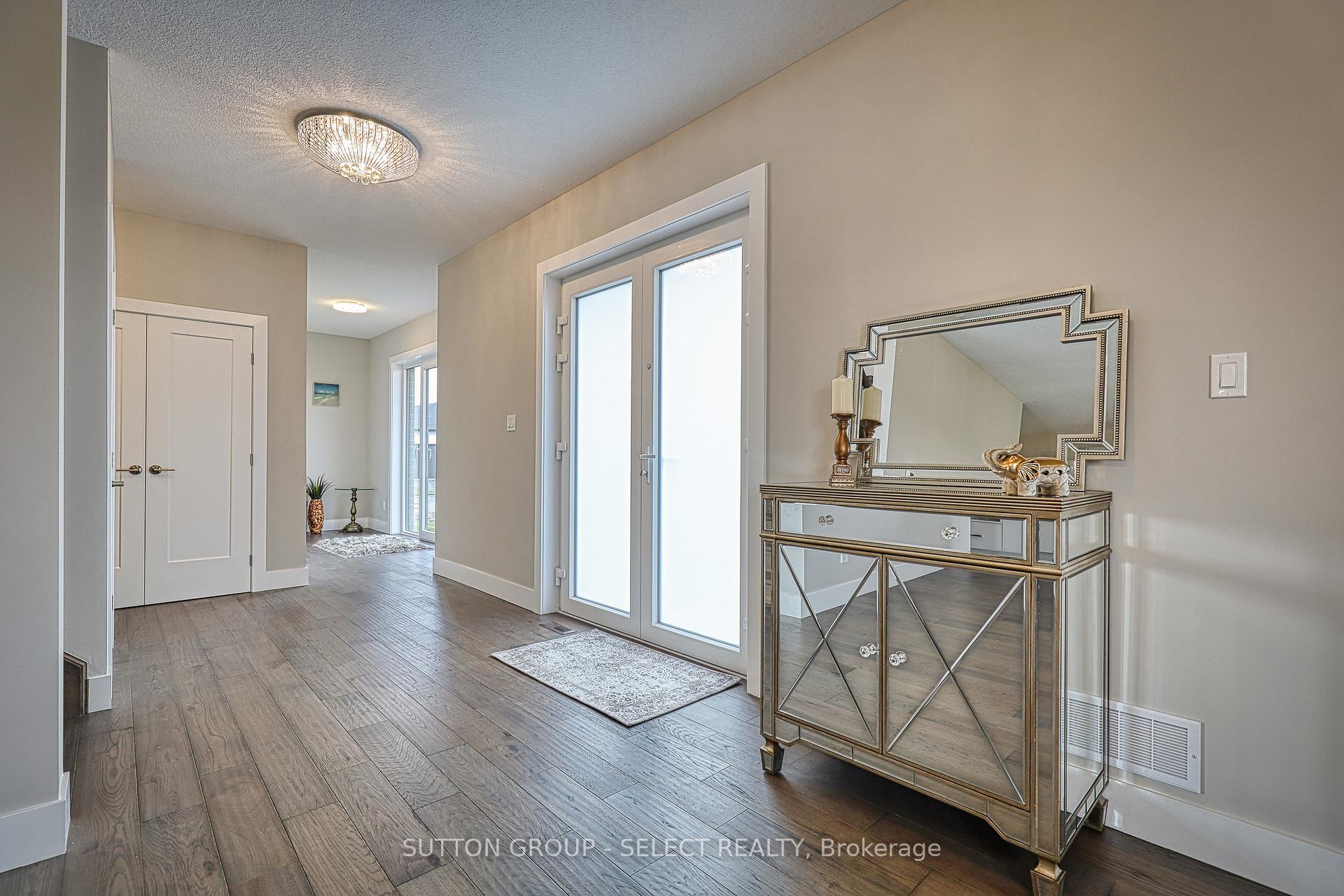 Photo 3 of 19 Alexander Circle, Strathroy-Caradoc, SE — HOMEH