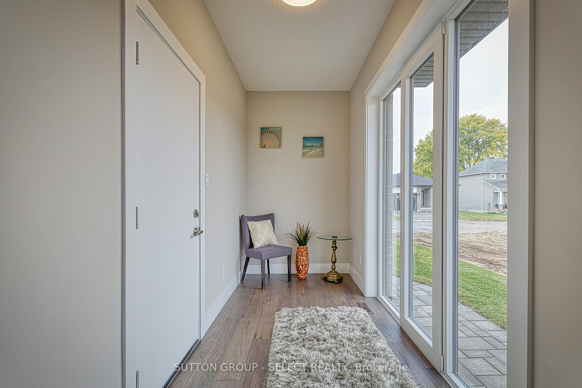 Photo 4 of 19 Alexander Circle, Strathroy-Caradoc, SE — HOMEH