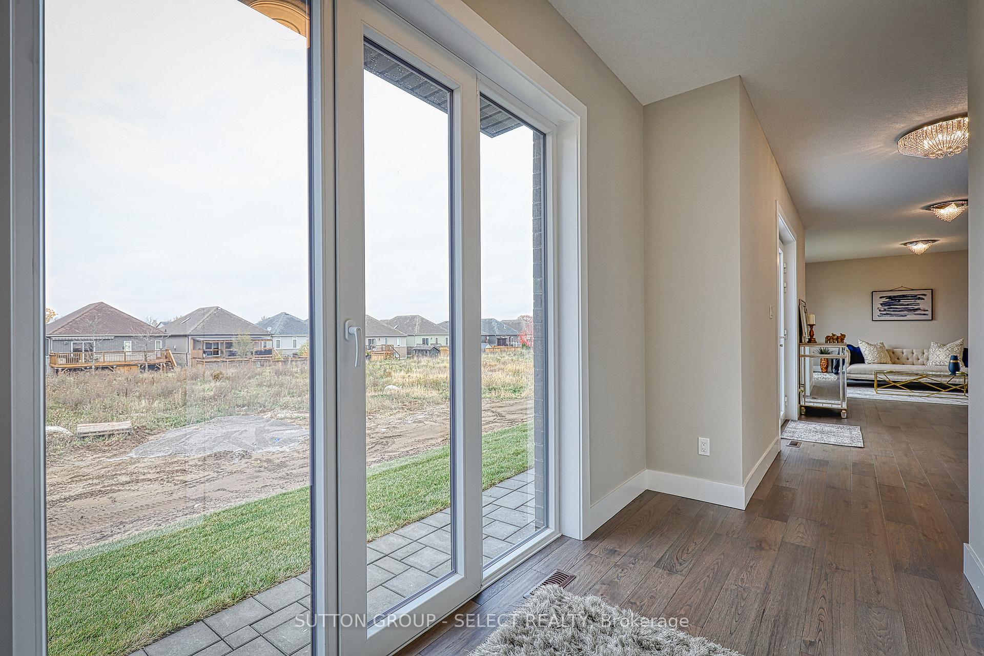 Photo 5 of 19 Alexander Circle, Strathroy-Caradoc, SE — HOMEH
