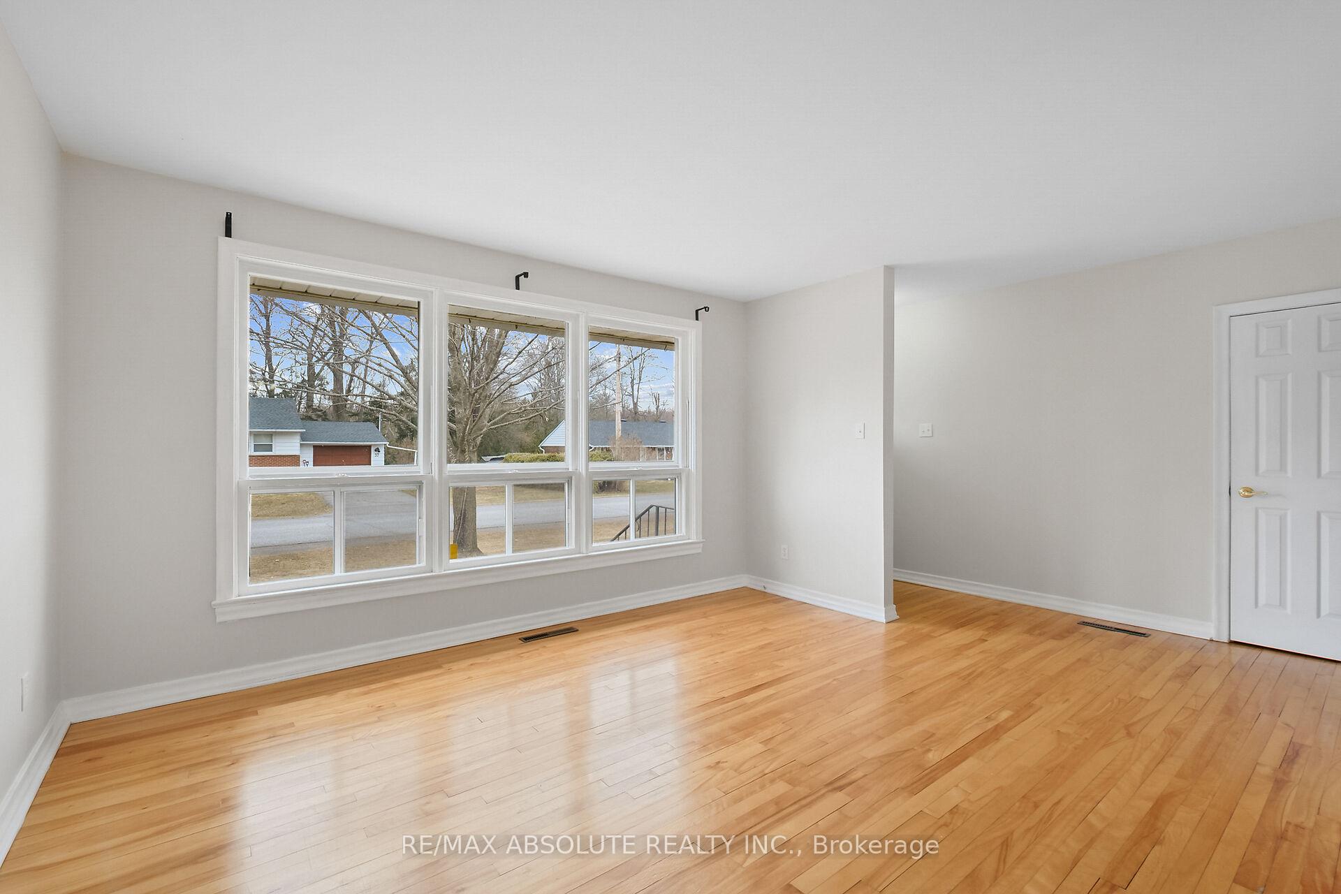 Photo 4 of 22 Jay Avenue, Ottawa, Merivale Gardens — HOMEH