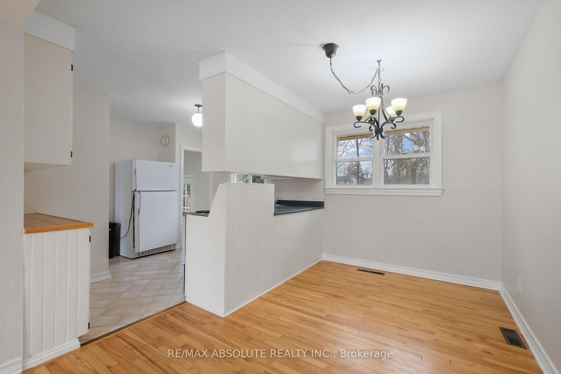 Photo 7 of 22 Jay Avenue, Ottawa, Merivale Gardens — HOMEH