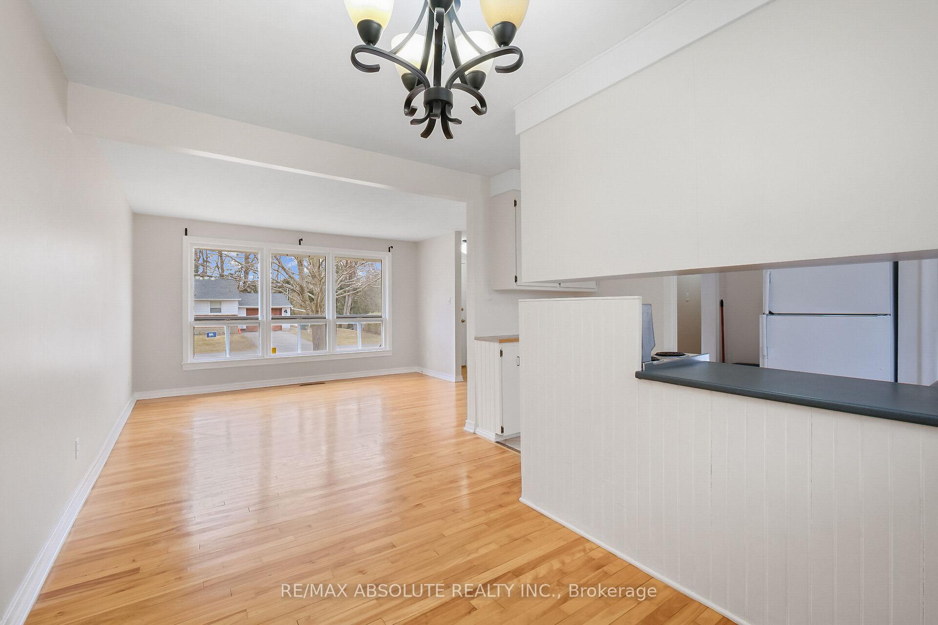 Photo 8 of 22 Jay Avenue, Ottawa, Merivale Gardens — HOMEH