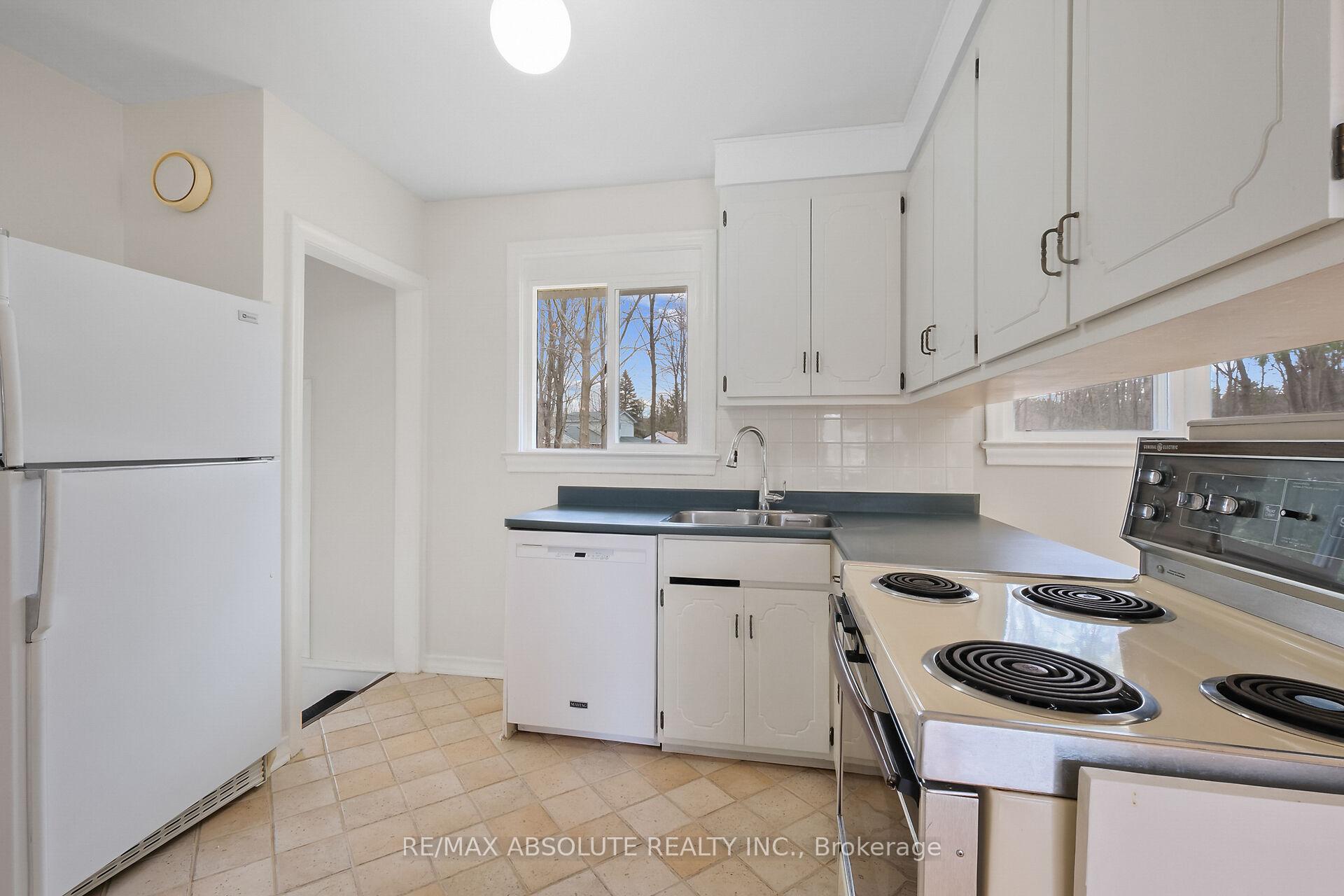 Photo 11 of 22 Jay Avenue, Ottawa, Merivale Gardens — HOMEH