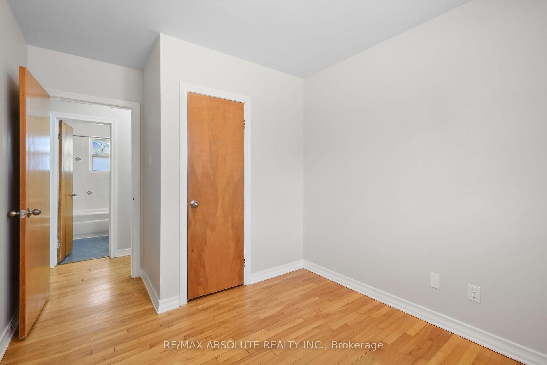 Photo 13 of 22 Jay Avenue, Ottawa, Merivale Gardens — HOMEH