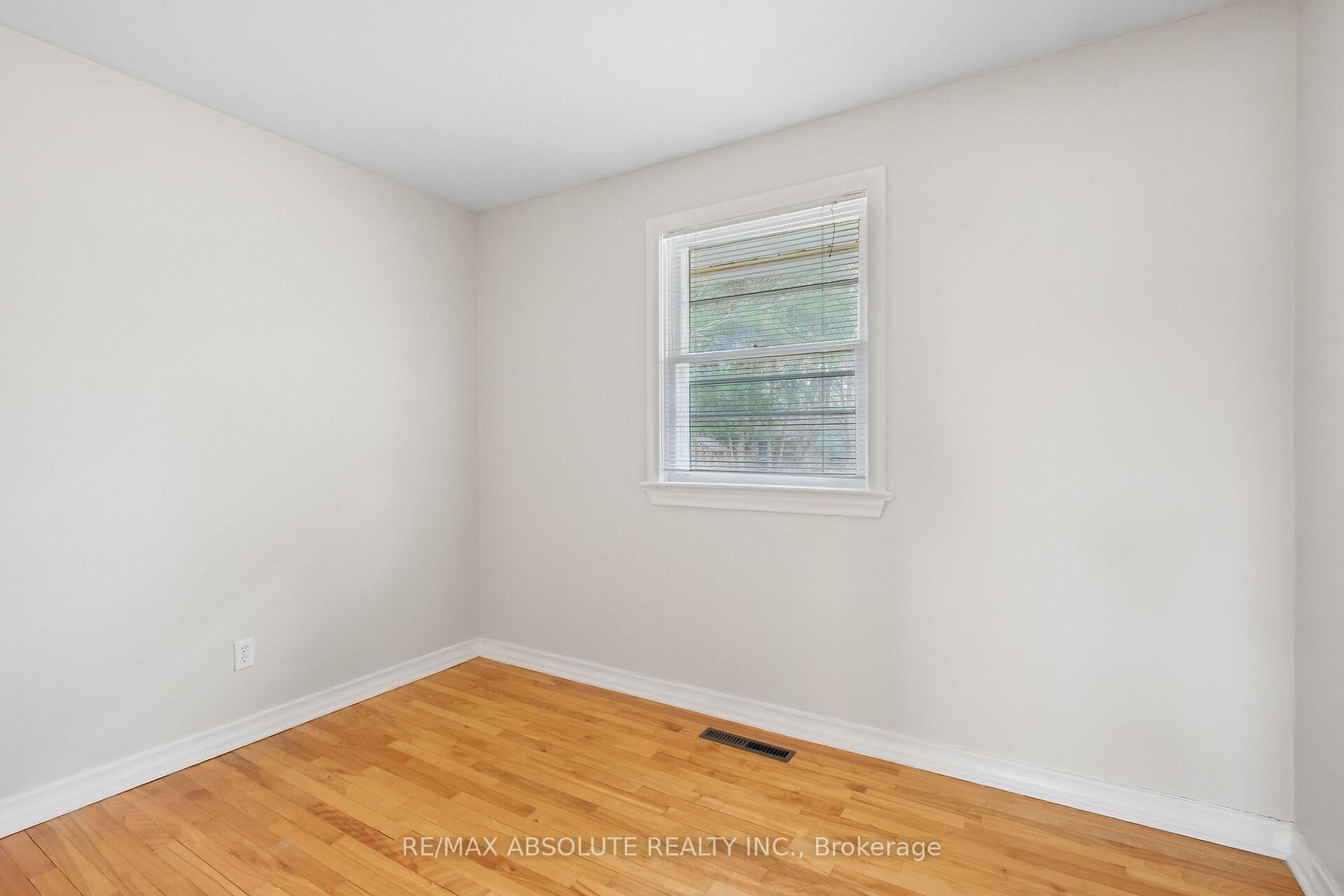 Photo 18 of 22 Jay Avenue, Ottawa, Merivale Gardens — HOMEH
