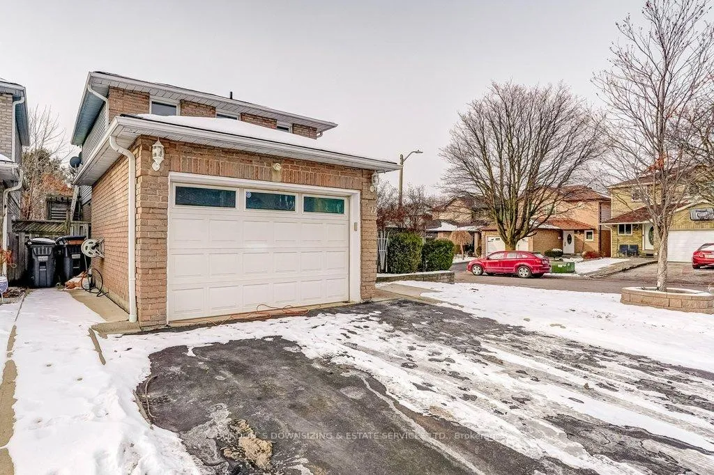 Photo 2 of 17 Roehampton Crescent, Brampton, Brampton South — HOMEH