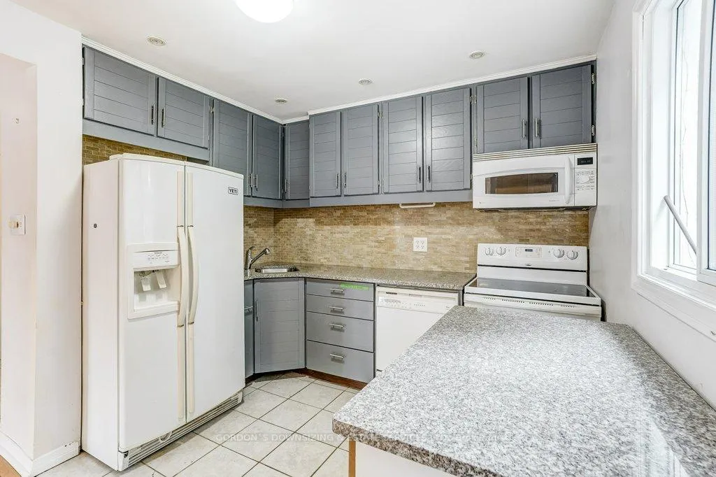 Photo 13 of 17 Roehampton Crescent, Brampton, Brampton South — HOMEH