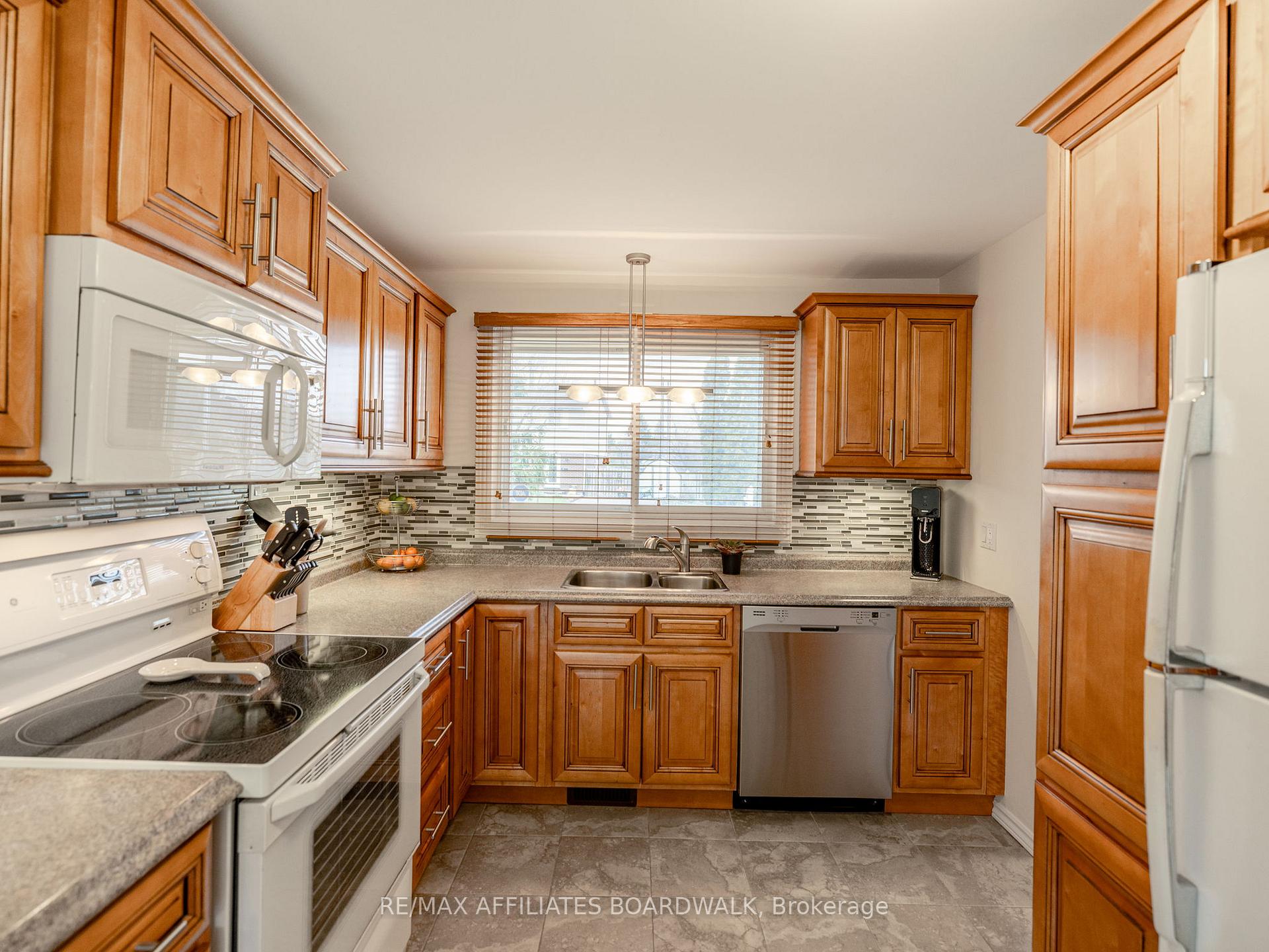 Photo 5 of 38 Nestow Drive, Ottawa, Tanglewood — HOMEH