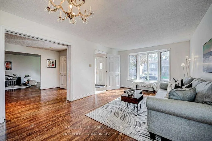 Photo 3 of 44 Frontenac Avenue, Toronto, Bedford Park-Nortown — HOMEH
