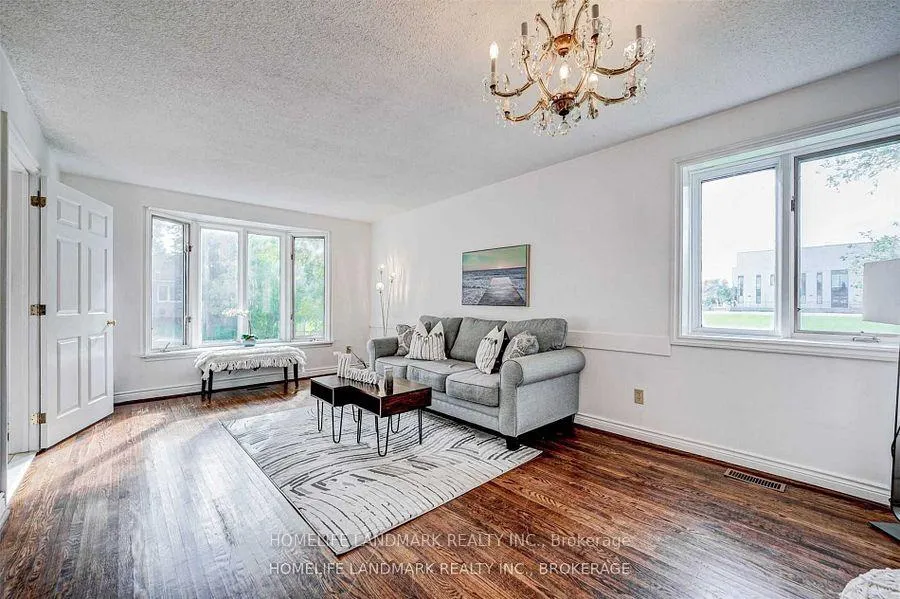 Photo 4 of 44 Frontenac Avenue, Toronto, Bedford Park-Nortown — HOMEH