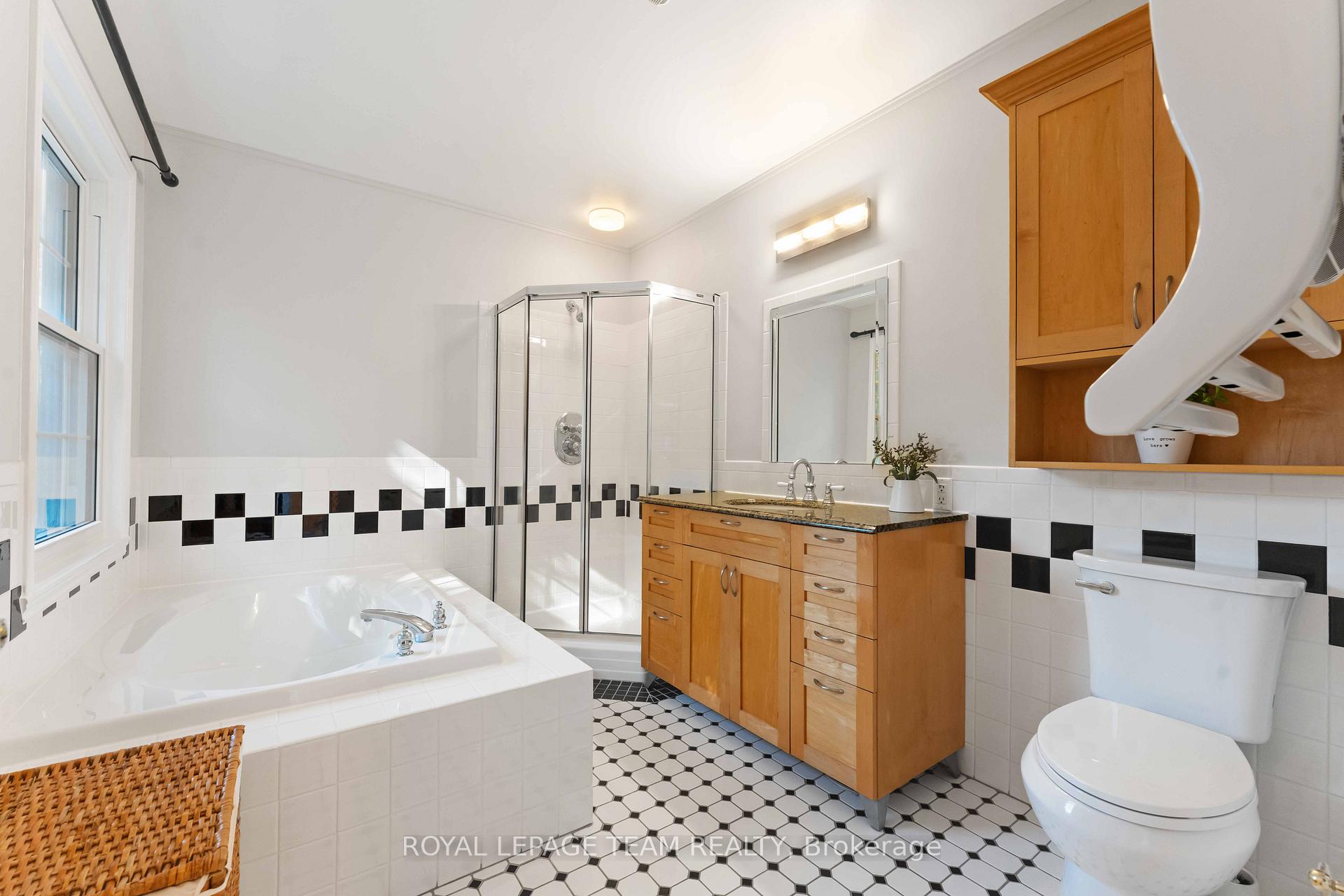 Photo 28 of 60 Vaan Drive, Ottawa, Merivale Gardens — HOMEH