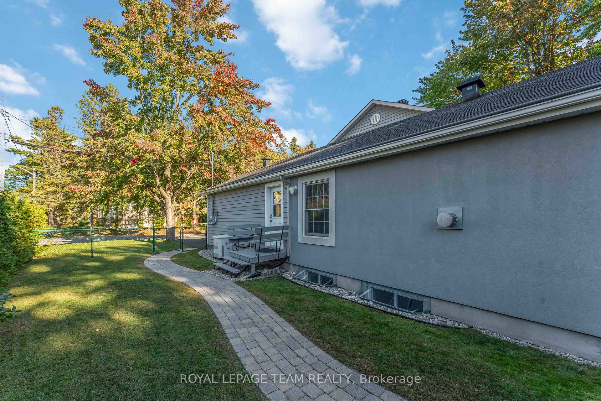 Photo 44 of 60 Vaan Drive, Ottawa, Merivale Gardens — HOMEH