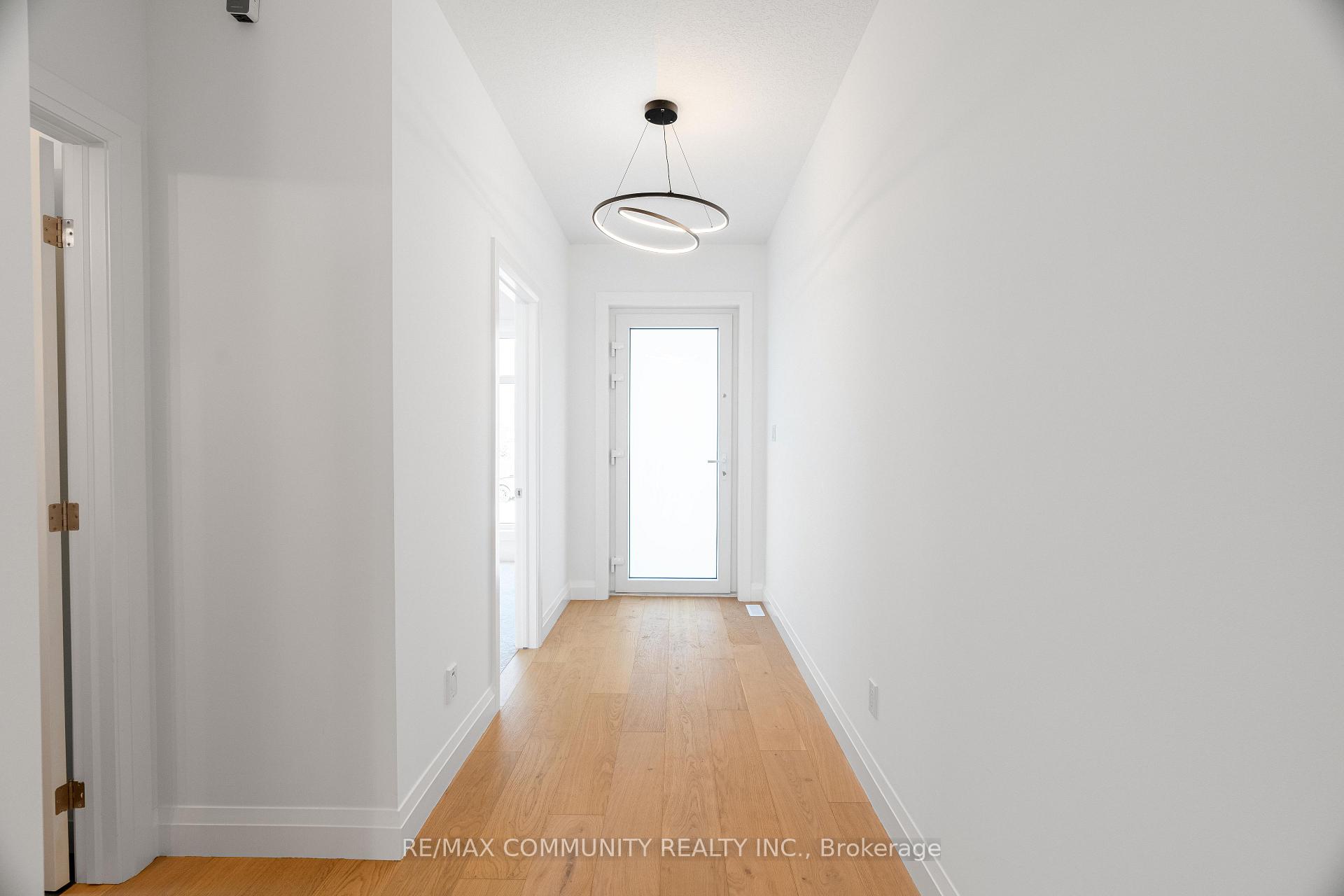 Photo 2 of 14 Alexander Circle, Strathroy-Caradoc, Caradoc — HOMEH