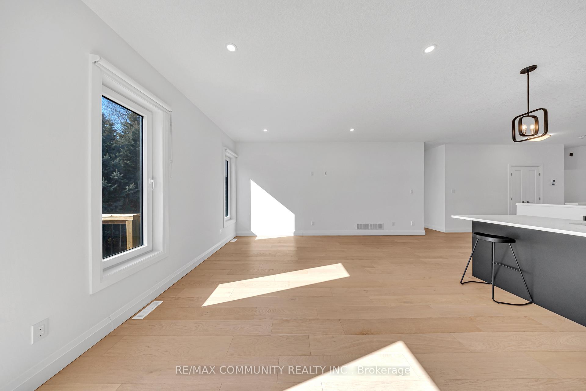 Photo 14 of 14 Alexander Circle, Strathroy-Caradoc, Caradoc — HOMEH