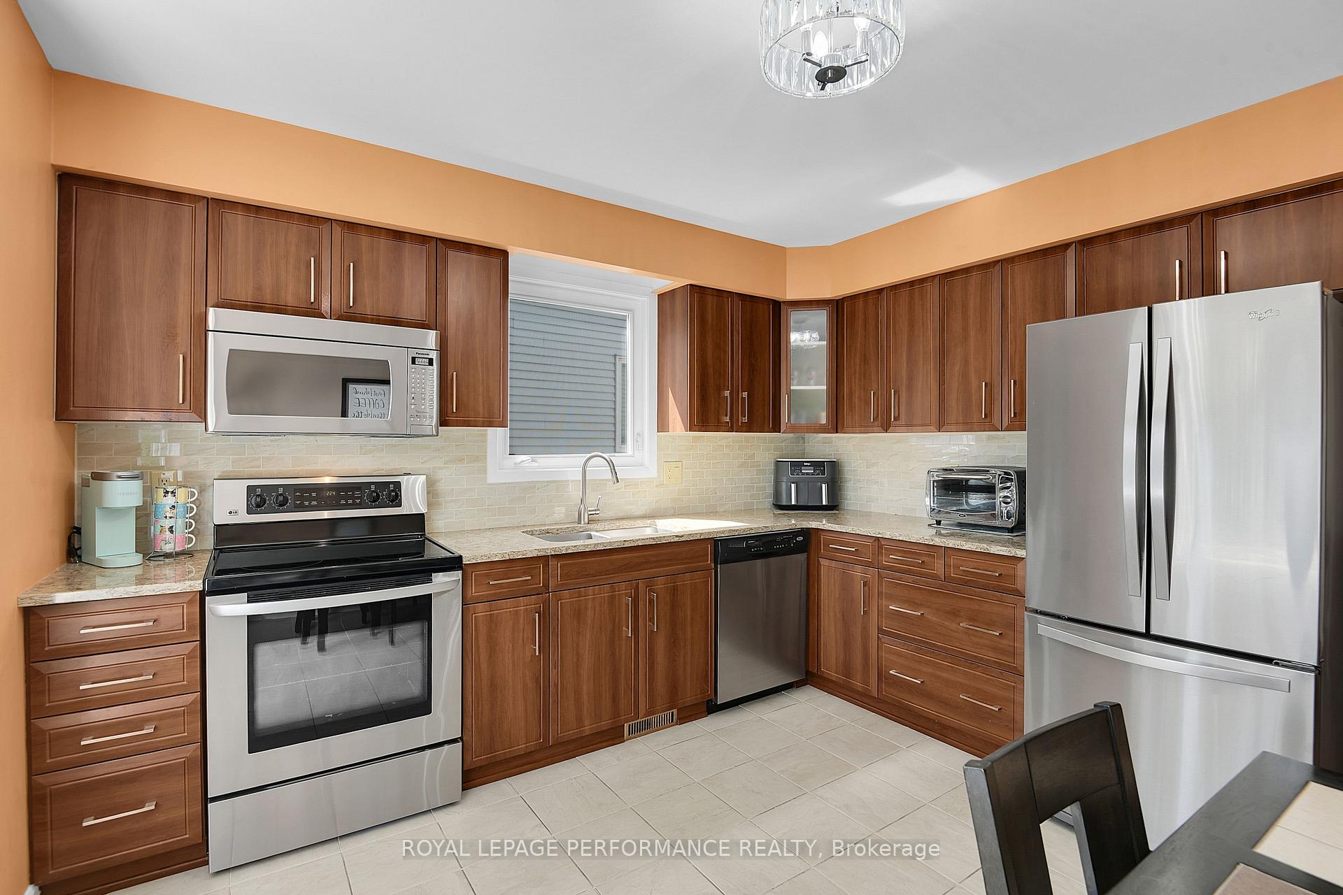 Photo 11 of 124 Medhurst Drive, Ottawa, Tanglewood — HOMEH