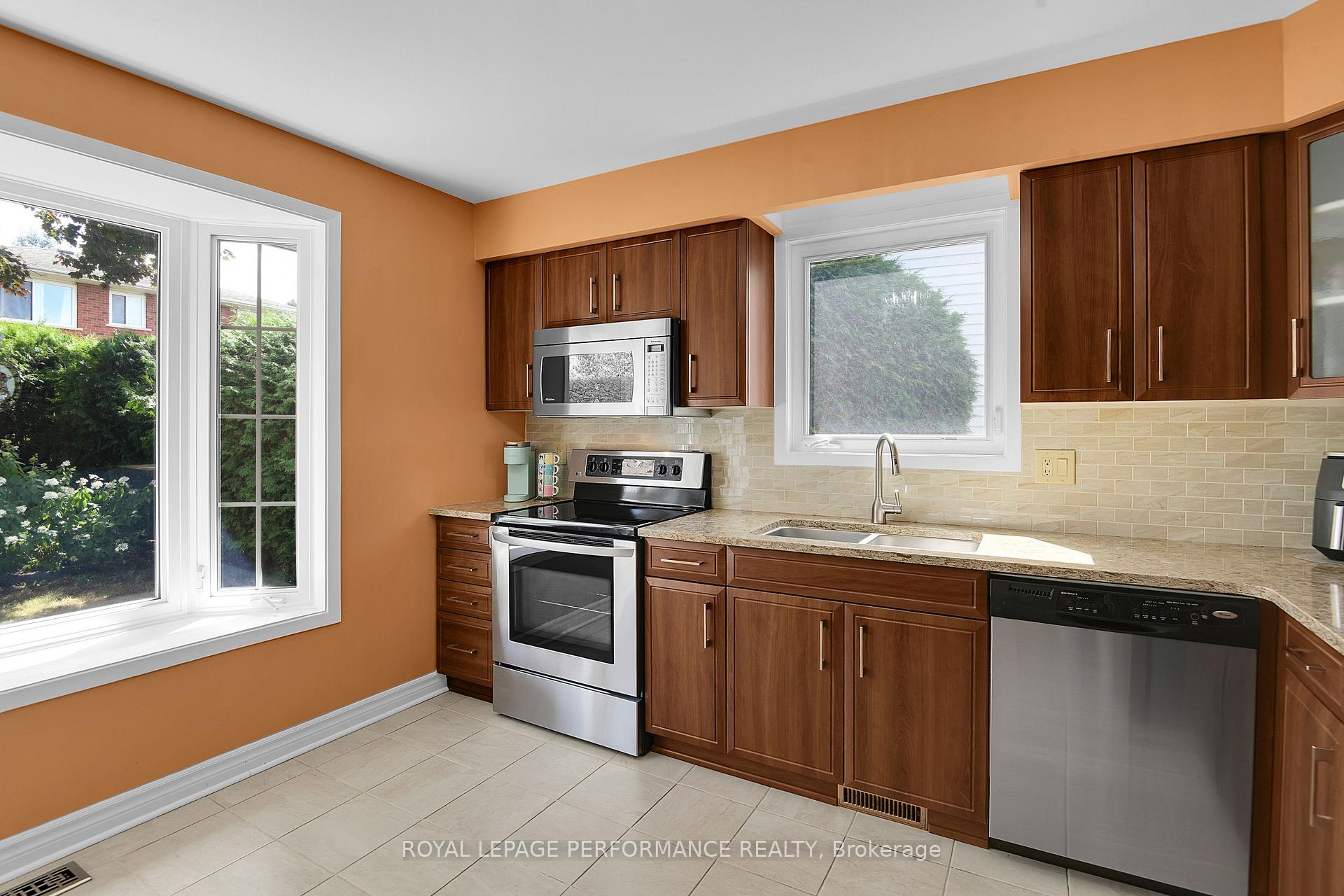 Photo 12 of 124 Medhurst Drive, Ottawa, Tanglewood — HOMEH