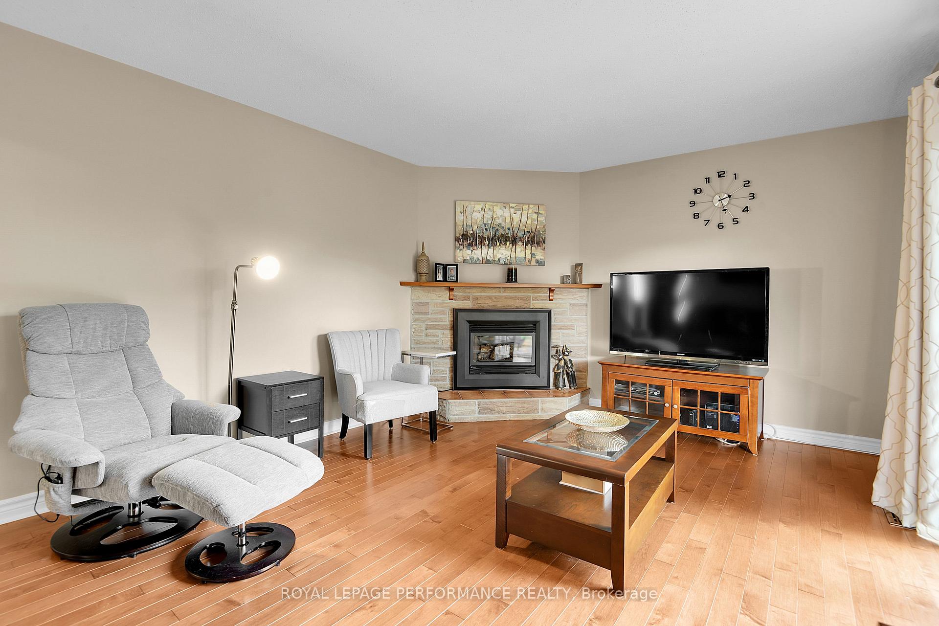 Photo 15 of 124 Medhurst Drive, Ottawa, Tanglewood — HOMEH