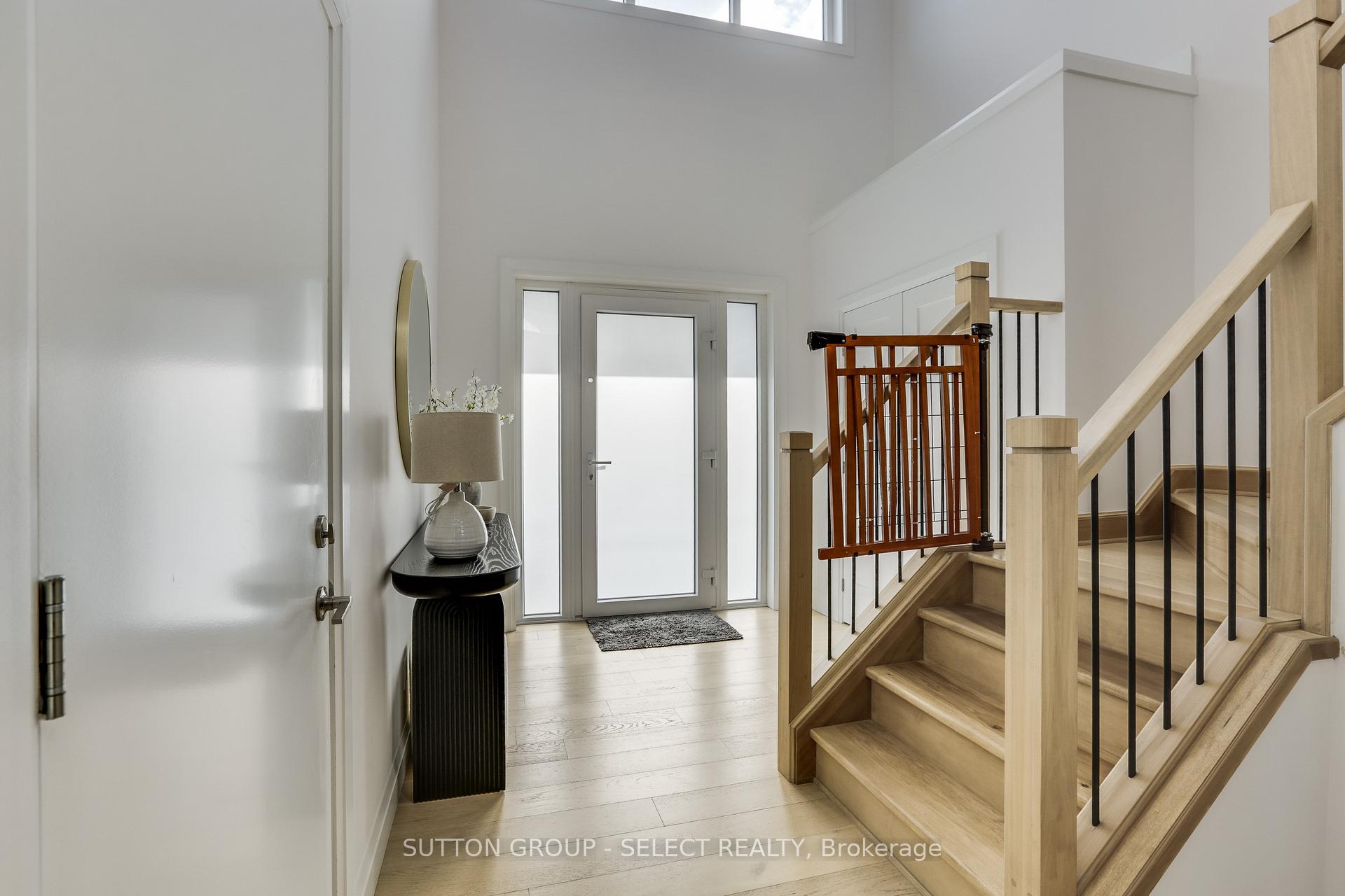 Photo 2 of 35 Alexander Circle, Strathroy-Caradoc, SE — HOMEH