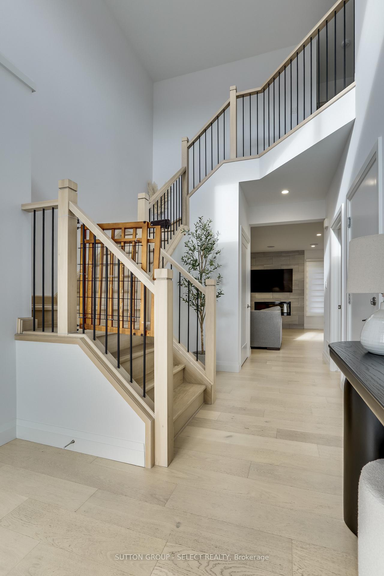 Photo 4 of 35 Alexander Circle, Strathroy-Caradoc, SE — HOMEH