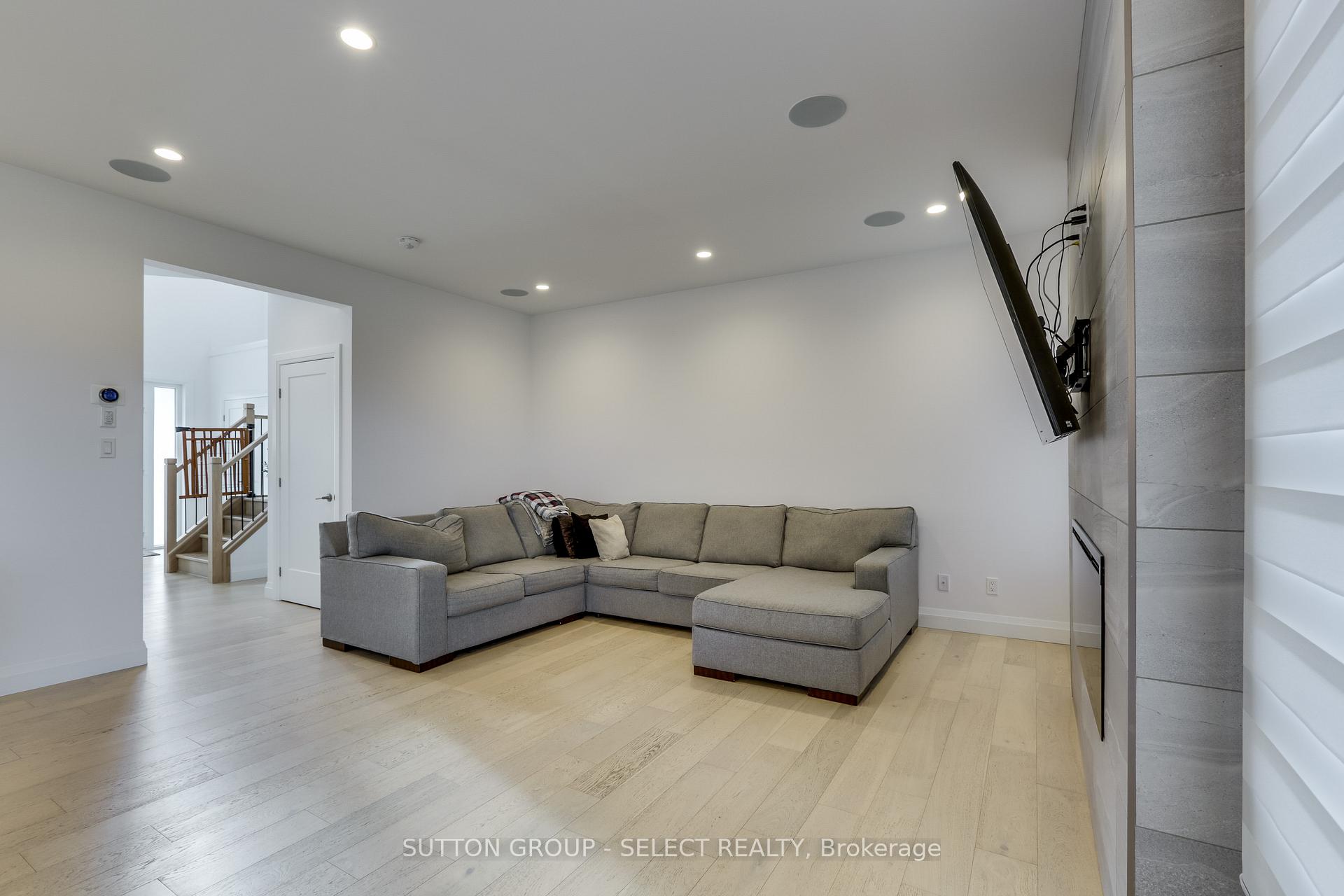 Photo 6 of 35 Alexander Circle, Strathroy-Caradoc, SE — HOMEH