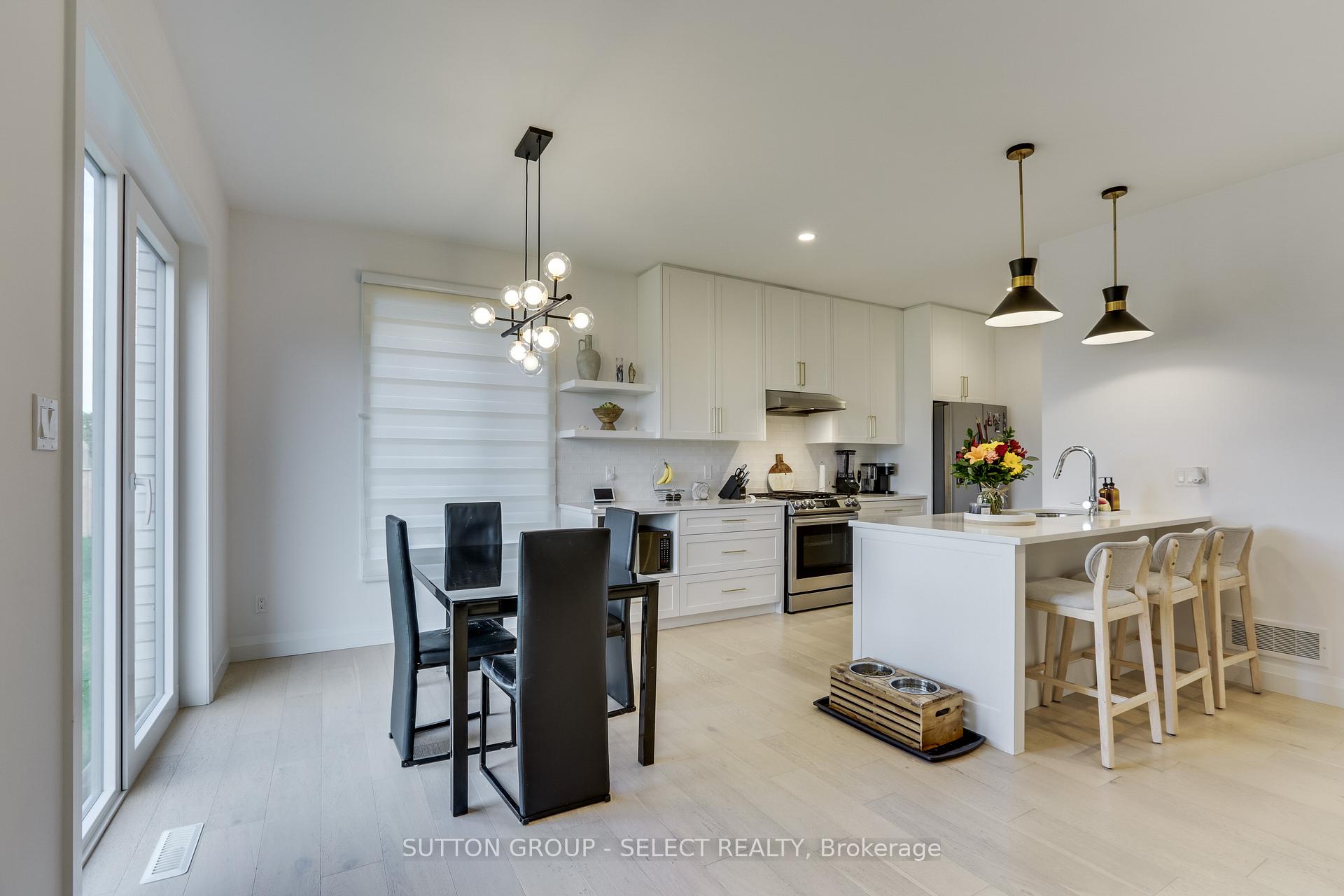 Photo 8 of 35 Alexander Circle, Strathroy-Caradoc, SE — HOMEH